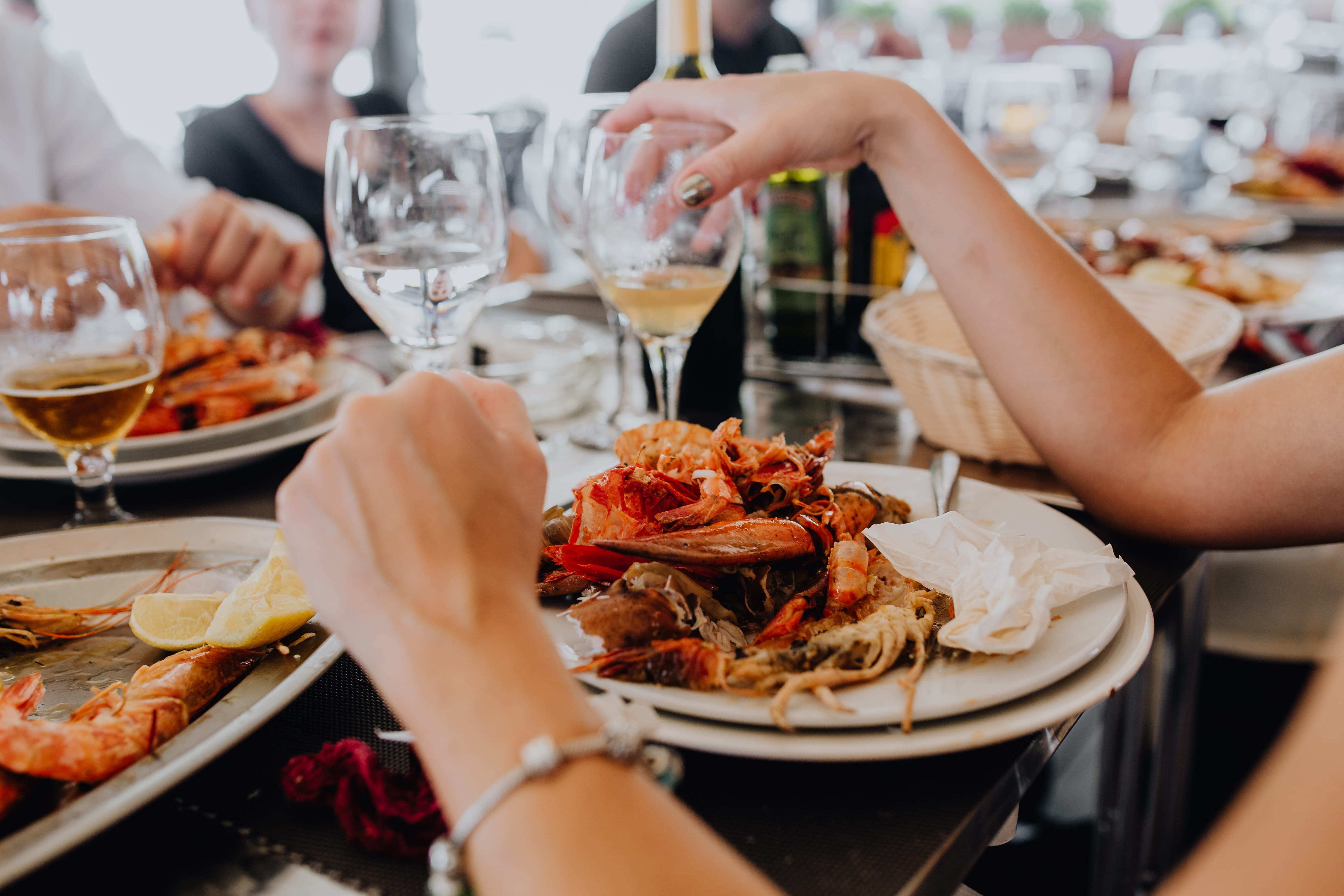 mixed, hand, human hand, seafood, ready-to-eat, food, restaurant, meat, alcohol, crabs, household equipment, calamari, expensive, meal, 5K, squids, glass, HD Wallpaper