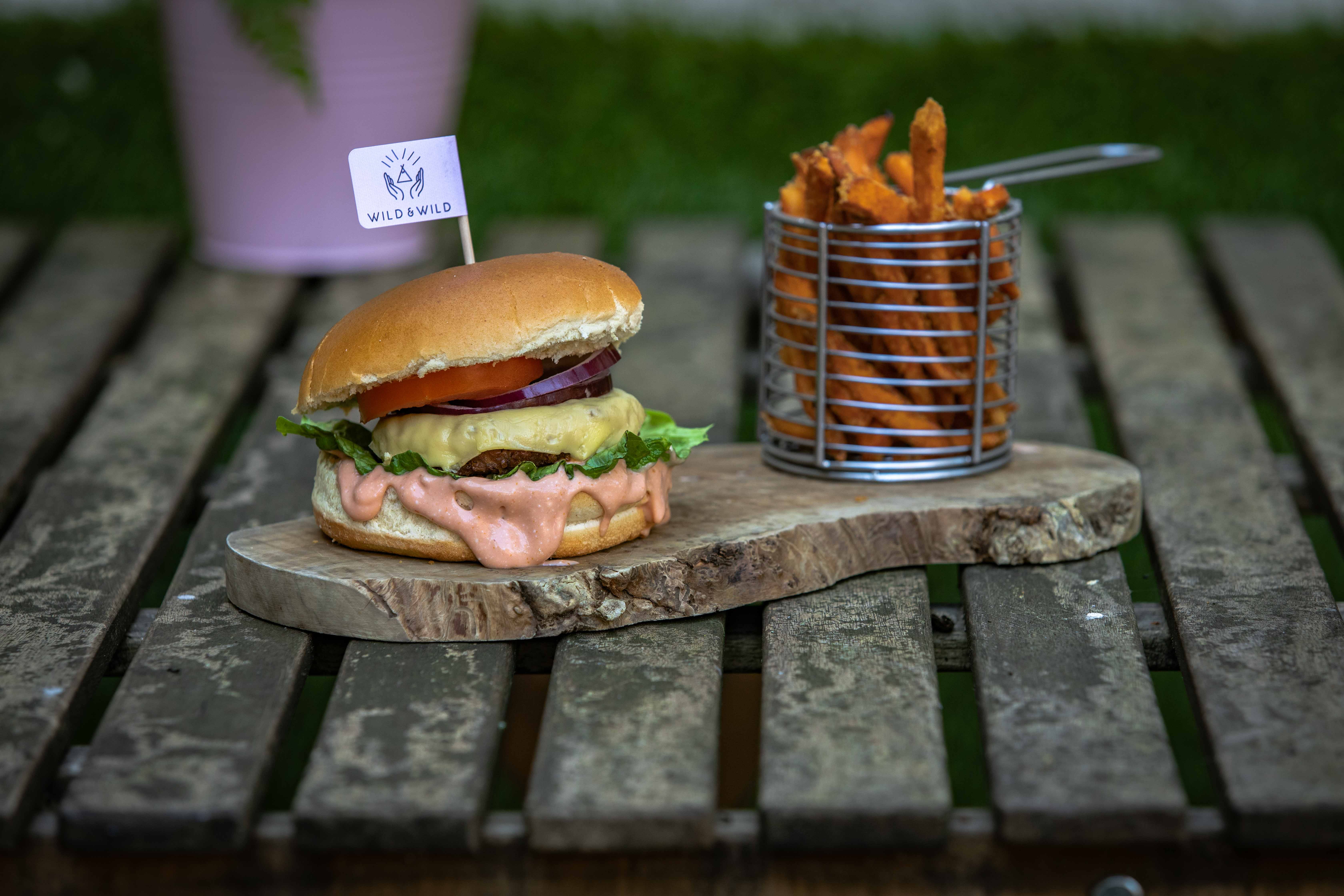 bun, barble, bread, outdoors, yam, roast, ready-to-eat, fries, processed meat, bbq, beverage, food, wood - material, 5K, lettuce, soda, brown, meal, plant, HD Wallpaper