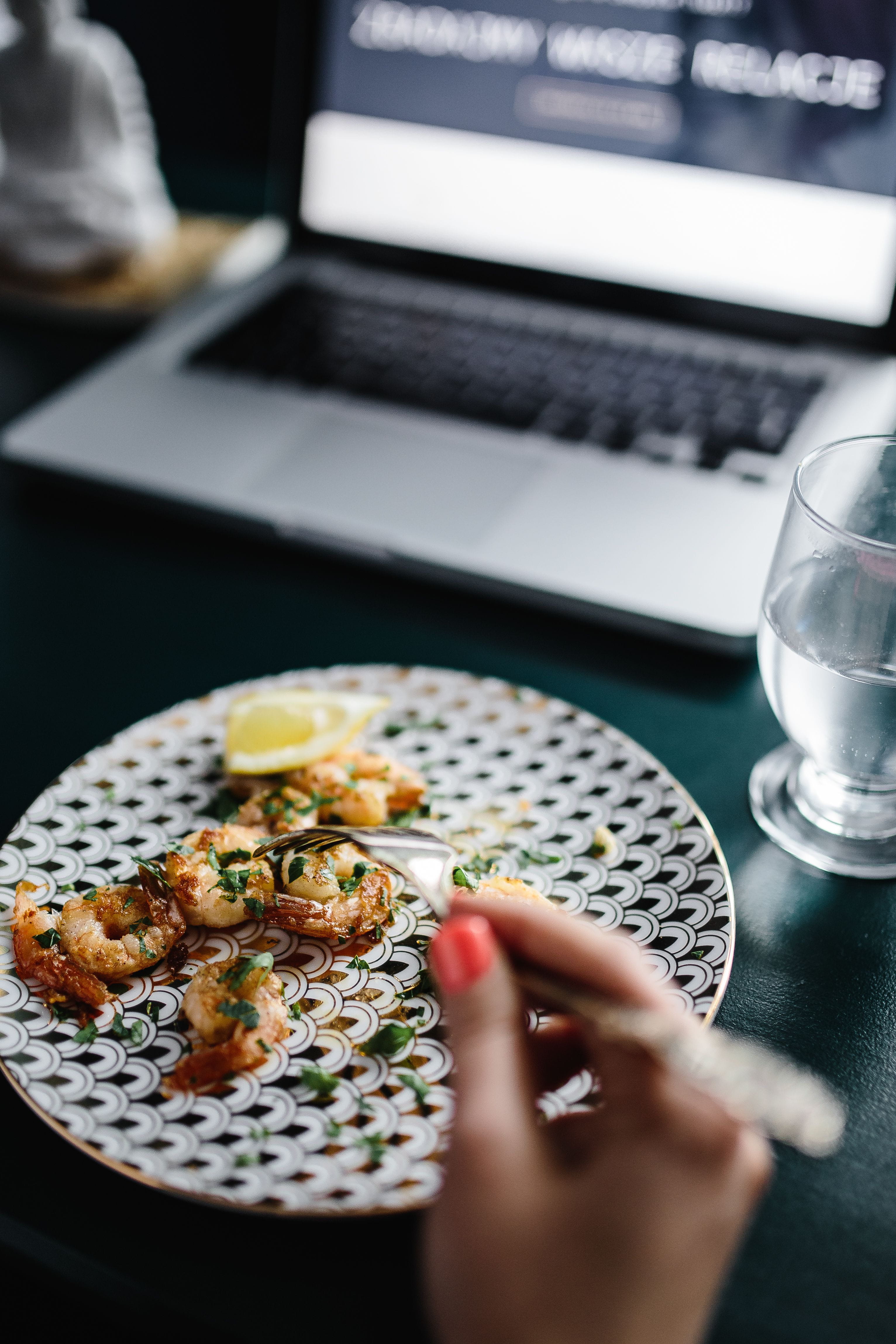freshness, selective focus, close-up, food, healthy eating, human hand, real people, table, indoors, 4K, eating, glass, parsley, wellbeing, grilled, garlic, Phone HD Wallpaper