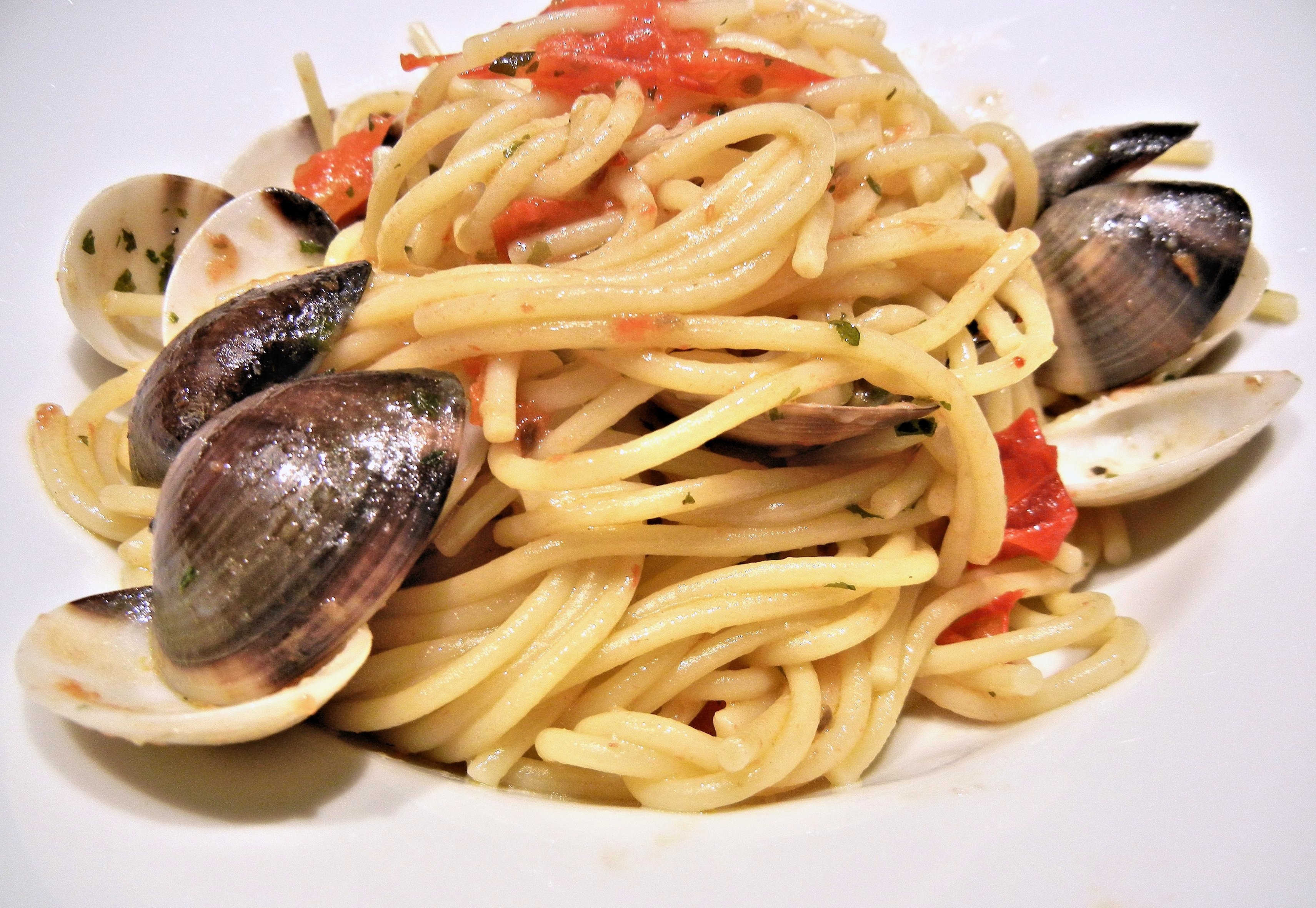 2K, cooked, high angle view, wellbeing, meal, freshness, close-up, tomatoes, pasta, clams, temptation, gourmet, basil, still life, dinner, healthy eating, HD Wallpaper