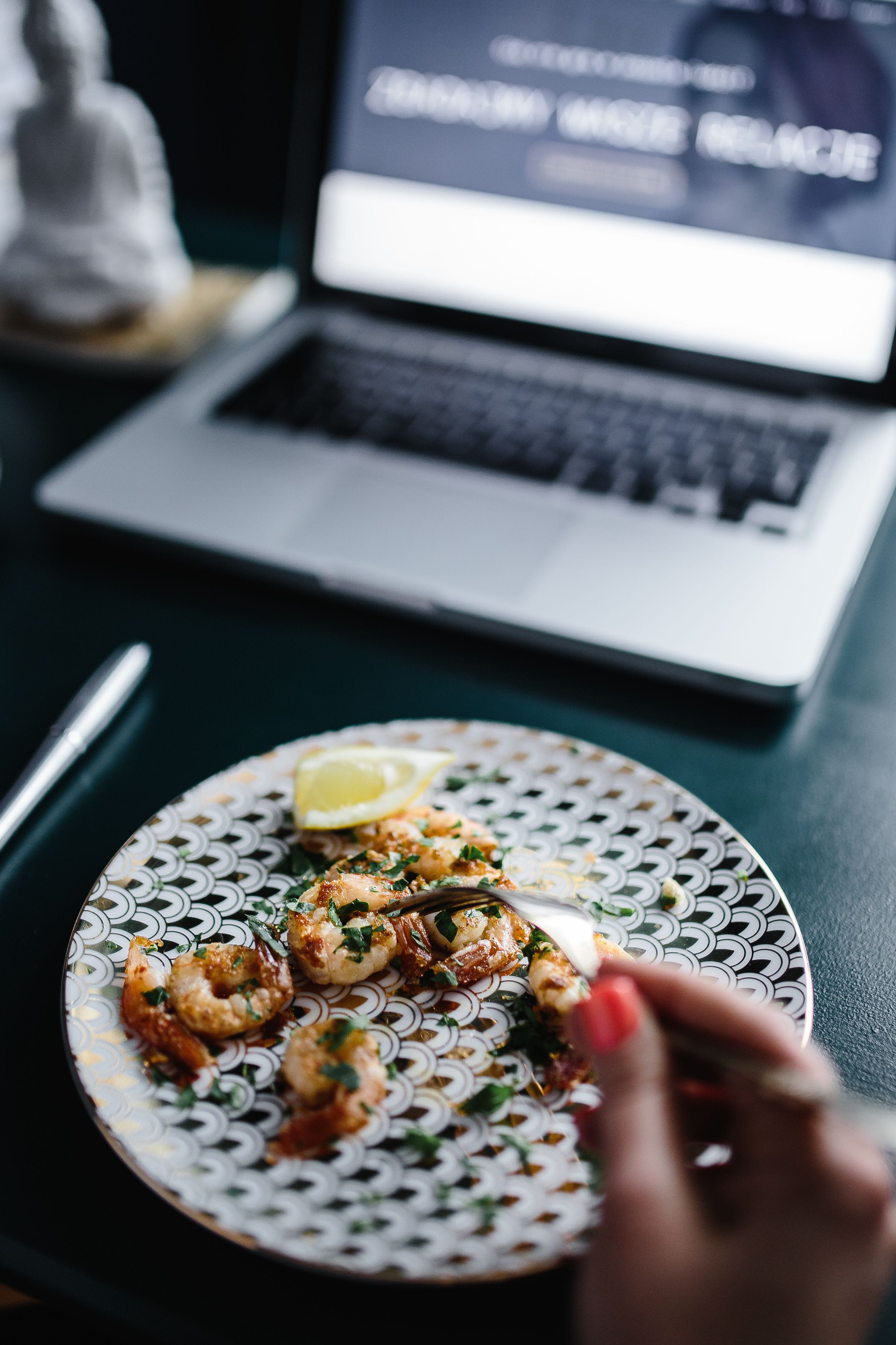 food, 4K, hand, garlic, keyboard, parsley, eating, unrecognizable person, selective focus, computer, connection, grilled, real people, human body part, Phone HD Wallpaper