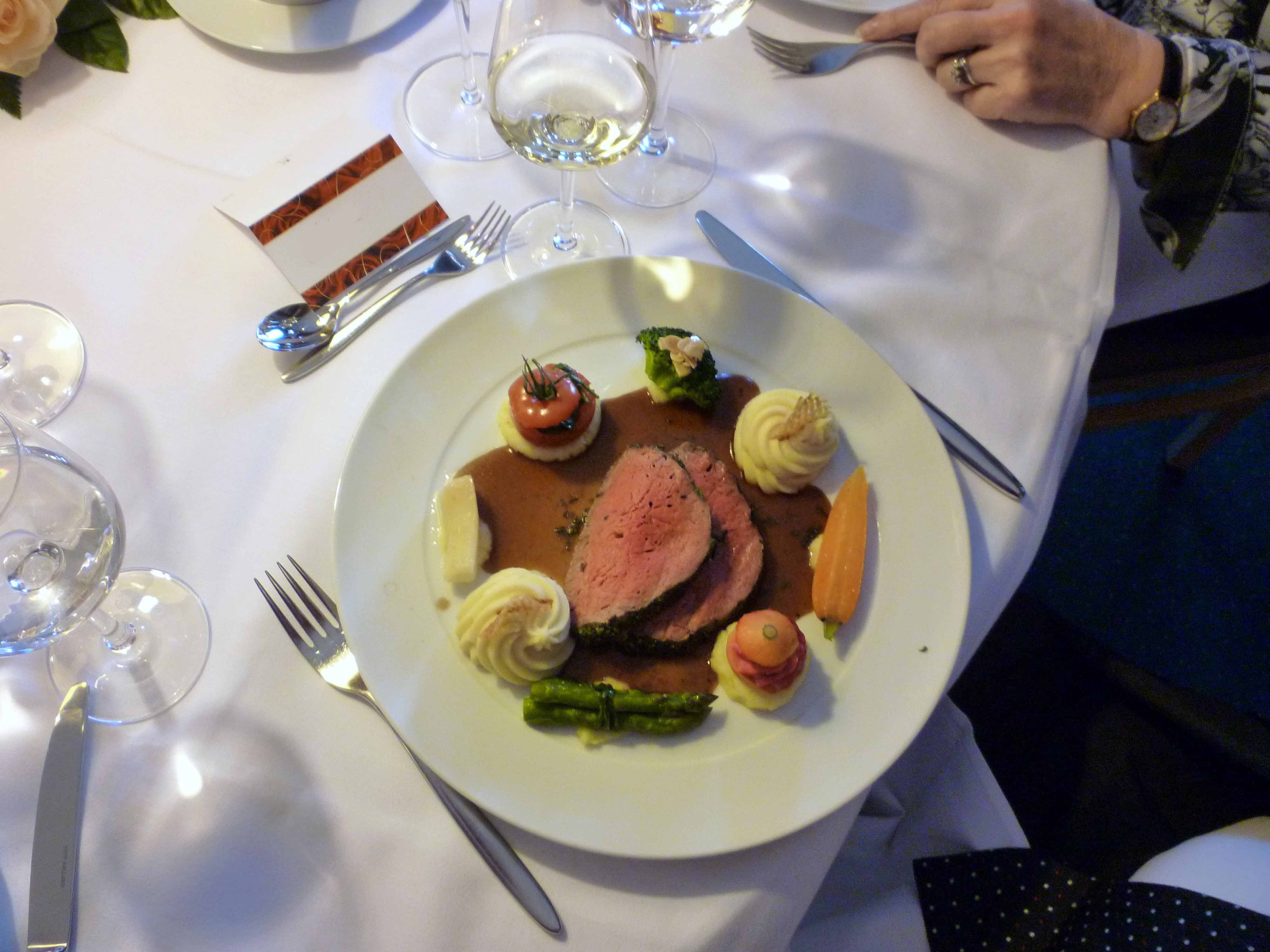 bundle, plate, eat, asparagus, one person, stuffed vegetables, meat, black angus, knife, food and drink, household equipment, 4K, restaurant, food, ox loin, HD Wallpaper