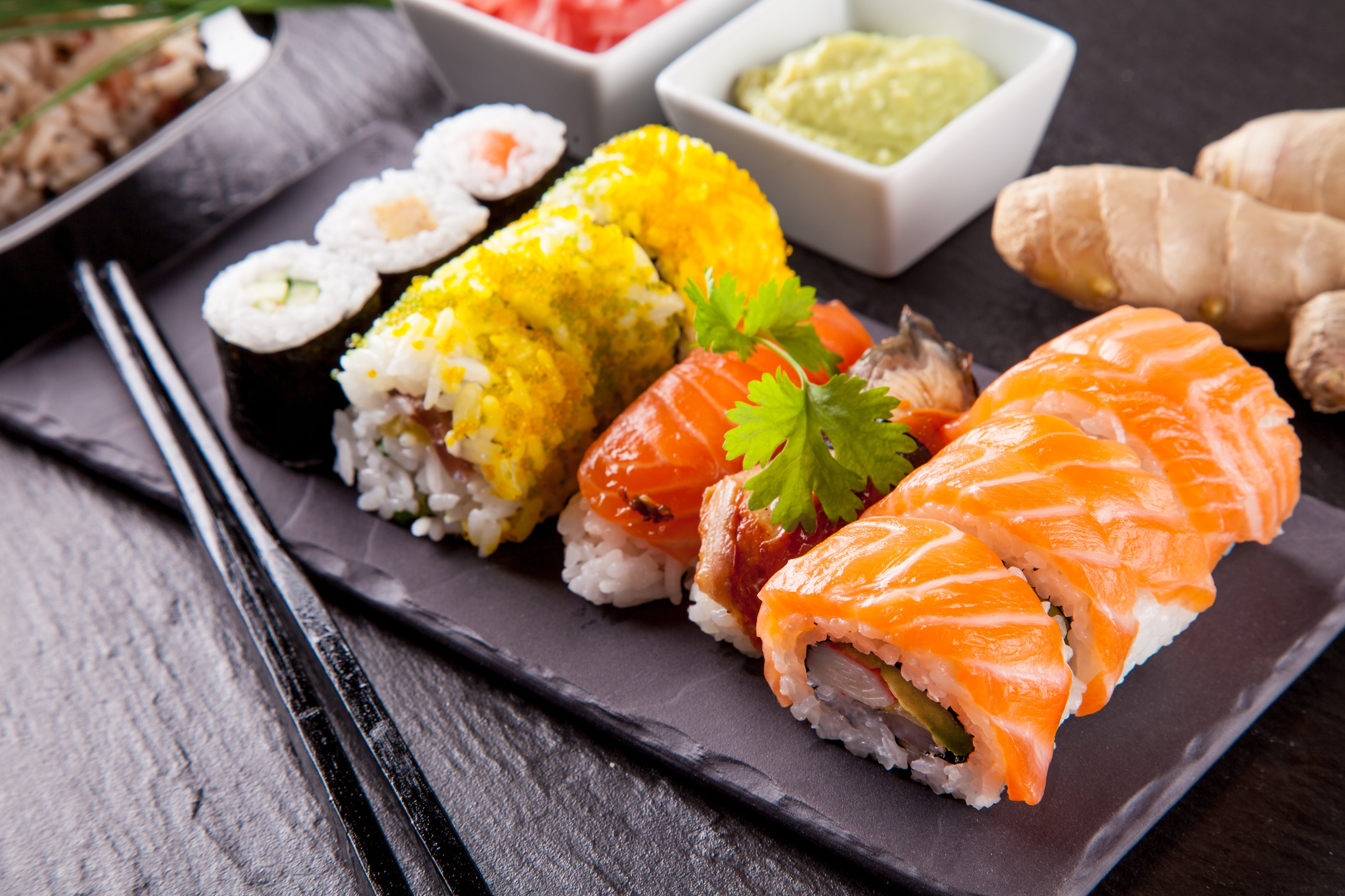 raw Food, close-up, gourmet, healthy Eating, maki Sushi, plate, lunch, tobiko Caviar, japanese Culture, rice - Food Staple, seaweed, restaurant, crockery, HD Wallpaper