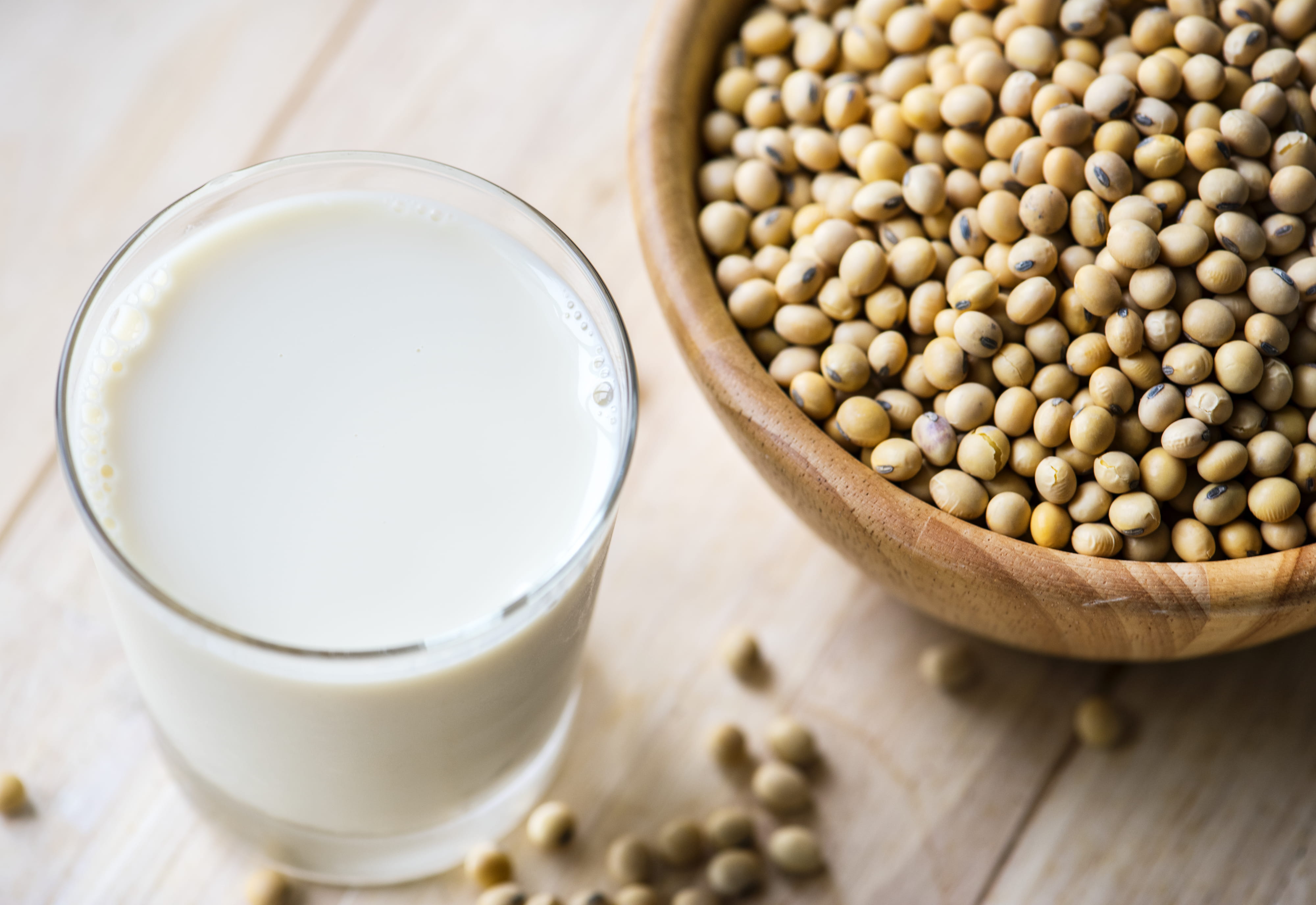 kitchen utensil, close-up, 4K, soymilk, household equipment, wooden spoon, glass, soy milk, wellbeing, freshness, indoors, wood - material, legume, no people, HD Wallpaper