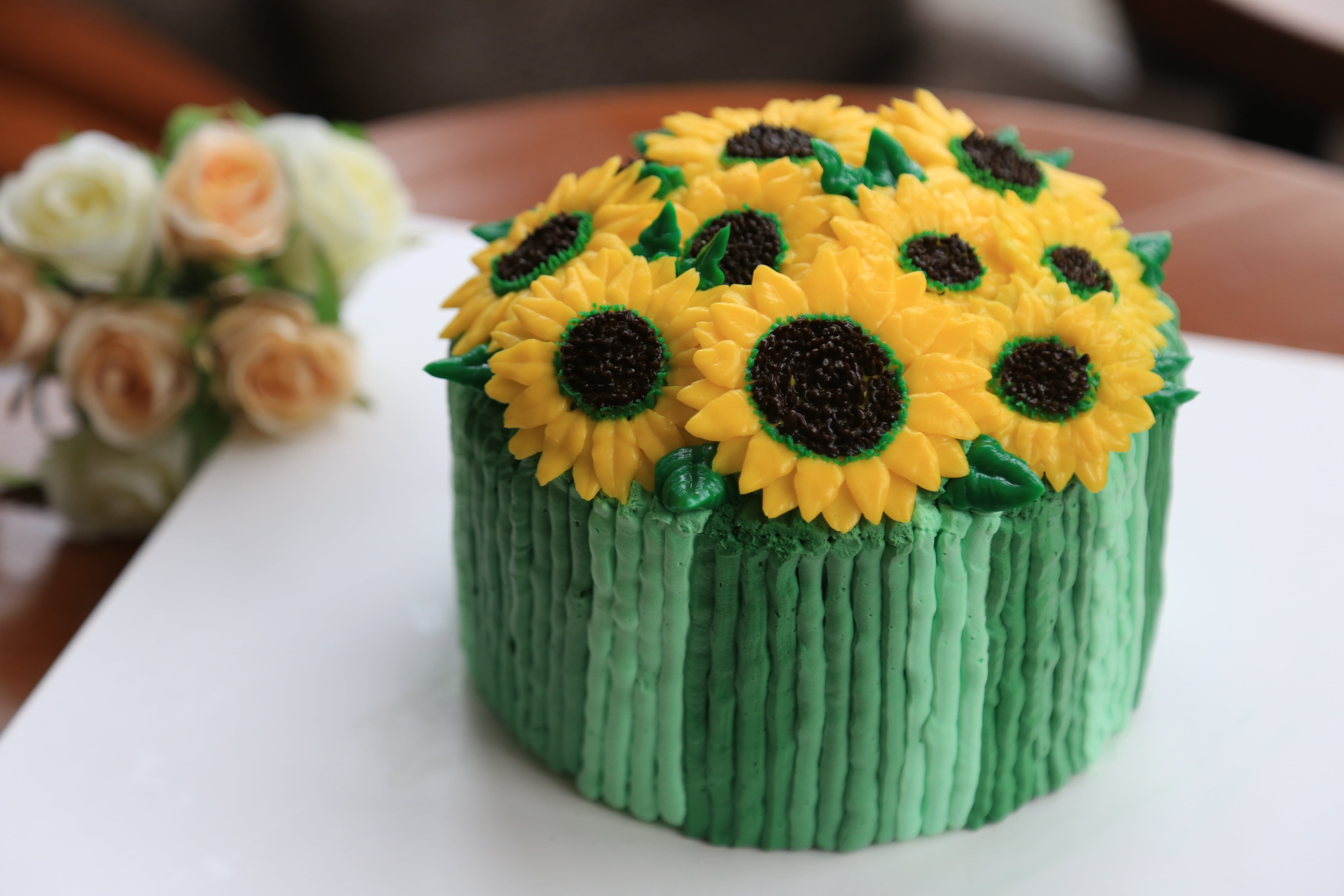sunflower, bouquet, beauty in nature, flower, close-up, nature, freshness, food, indoors, flower head, cake, sweet, selective focus, food and drink, daisy, HD Wallpaper
