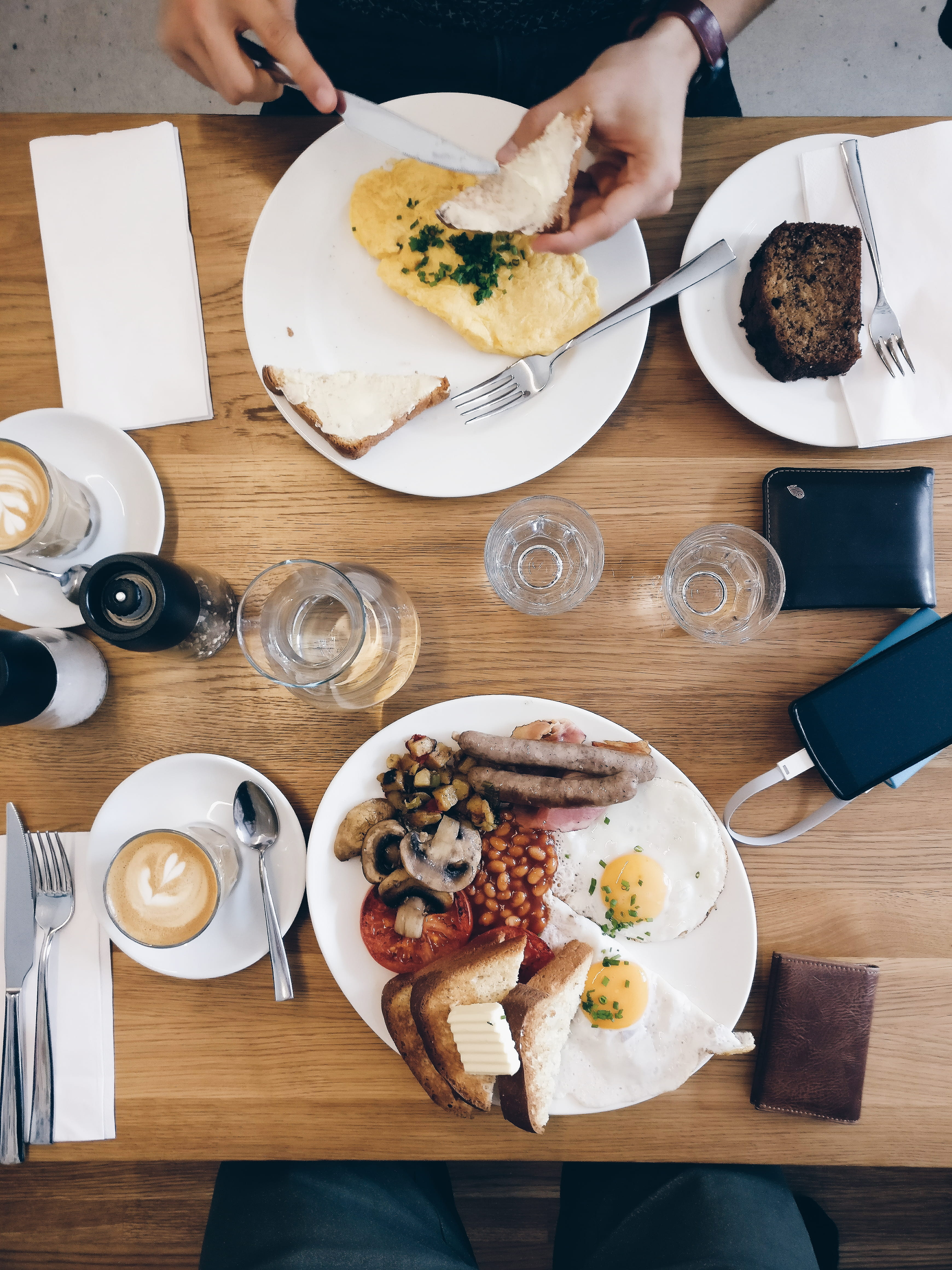 adult, café, kitchen utensil, wood, breakfast, 4K, indoors, drink, refreshment, plate, friend, Brunch, lunch, human Hand, meal, real people, freshness, Phone HD Wallpaper