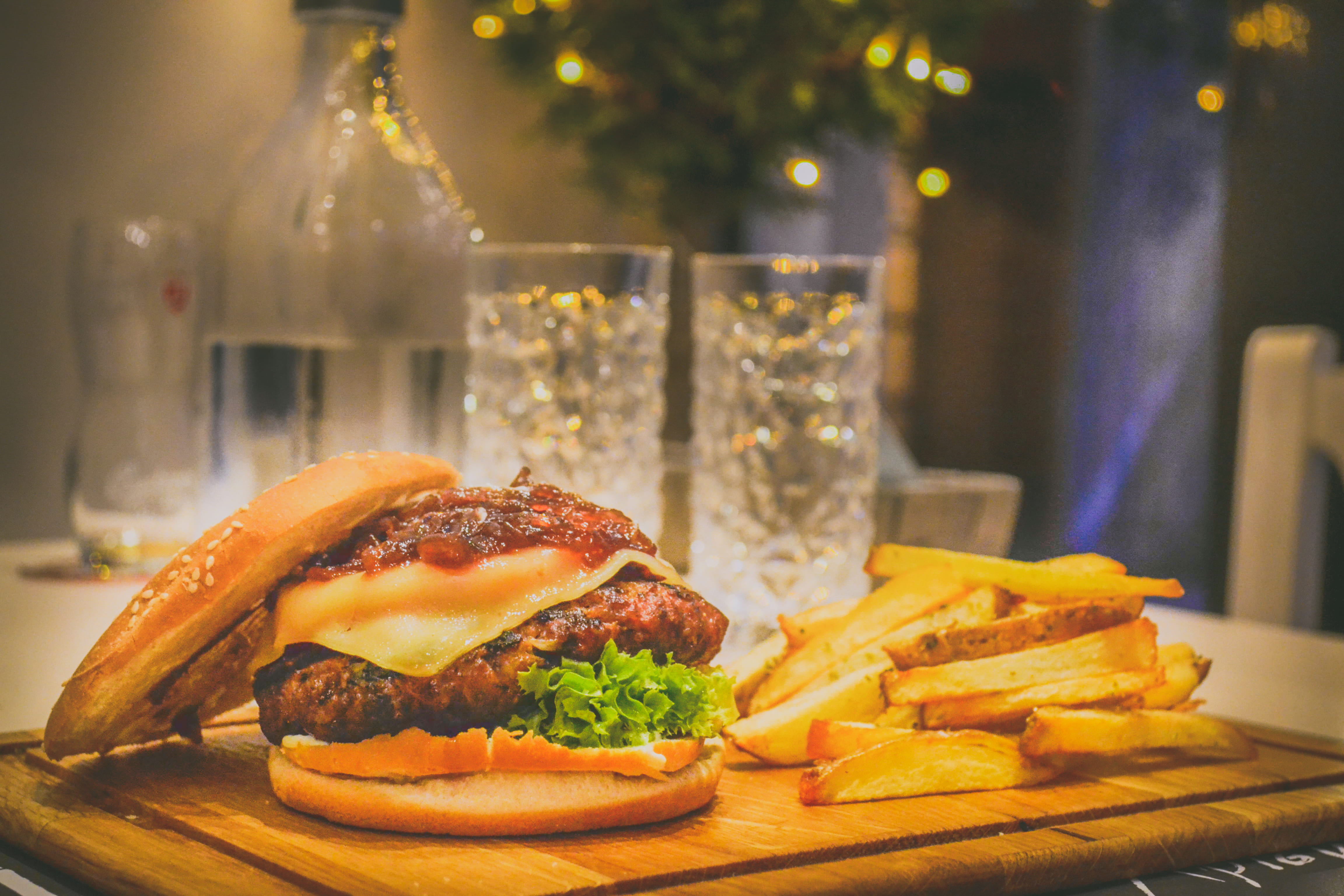 bottle, beef, 4K, drink, table, sandwich, glasses, fast food, ground beef, cheese, dish, freshness, no people, lettuce, snack, meat, food, tomatoes, meal, HD Wallpaper