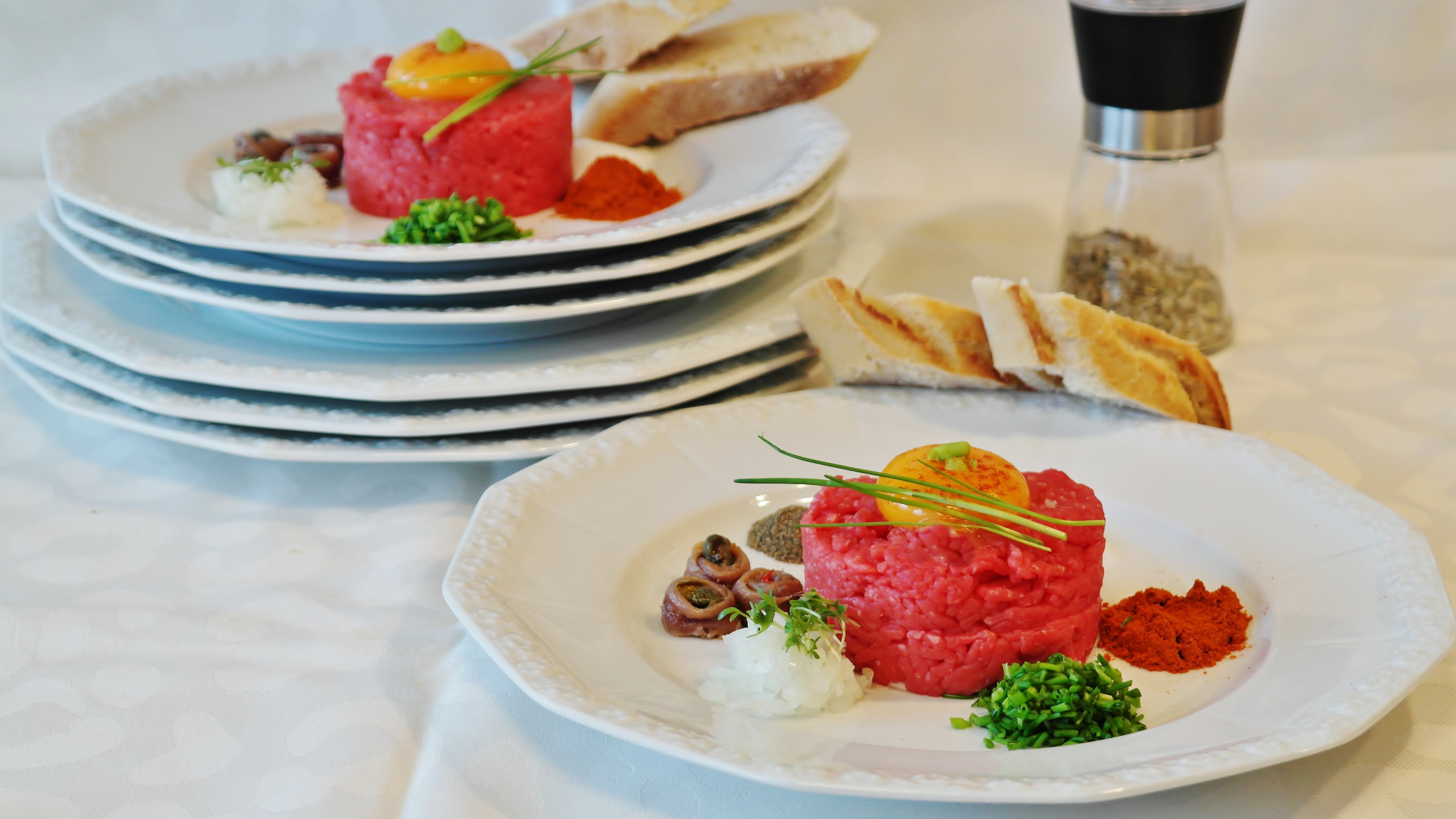 crockery, dining, ready-to-eat, tatar, 5K, temptation, beef, table, fine, fruit, glass, season, paprika, restaurant, white, chives, kitchen utensil, diet, HD Wallpaper