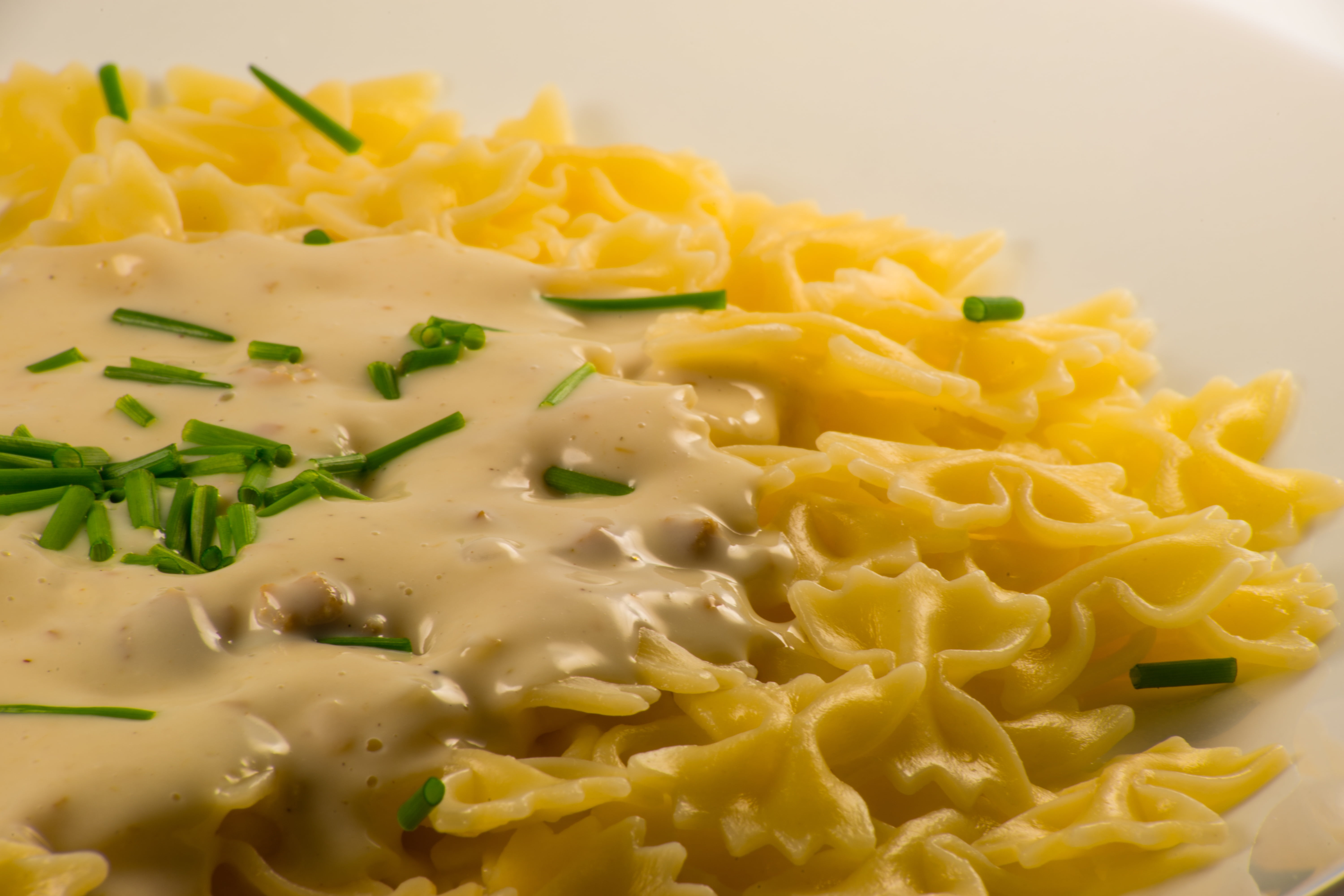 chives, dish, italian food, serving size, italian, dinner, italy, farfalle, plate, yellow, white, pasta, freshness, indoors, ham, macaroni, dairy product, HD Wallpaper