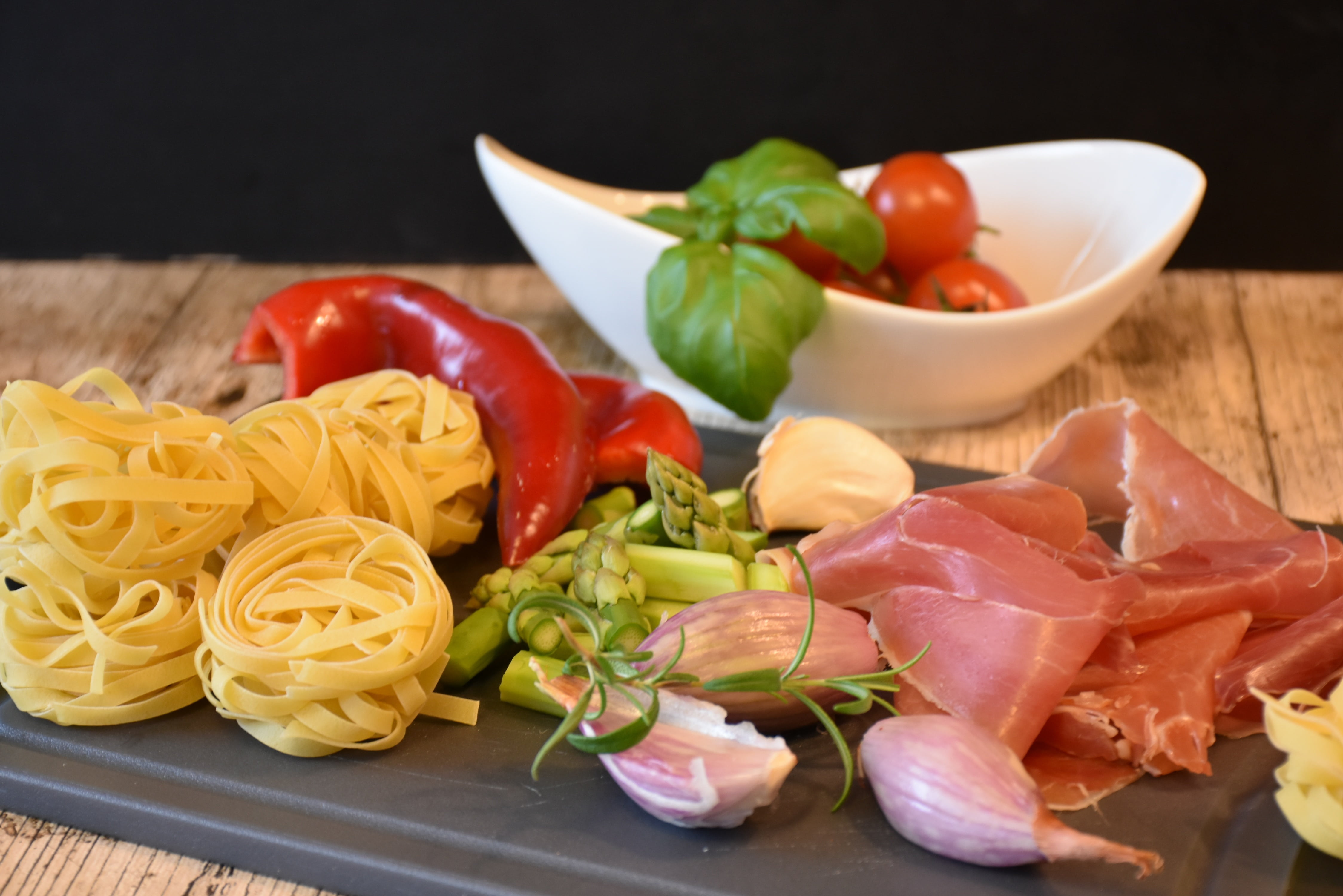 italian Culture, meat, tomato, cheese, pepper, ham, still life, raw, lunch, spaghetti, dinner, bell, cook, plate, linguini, italian, herb, carbohydrates, HD Wallpaper
