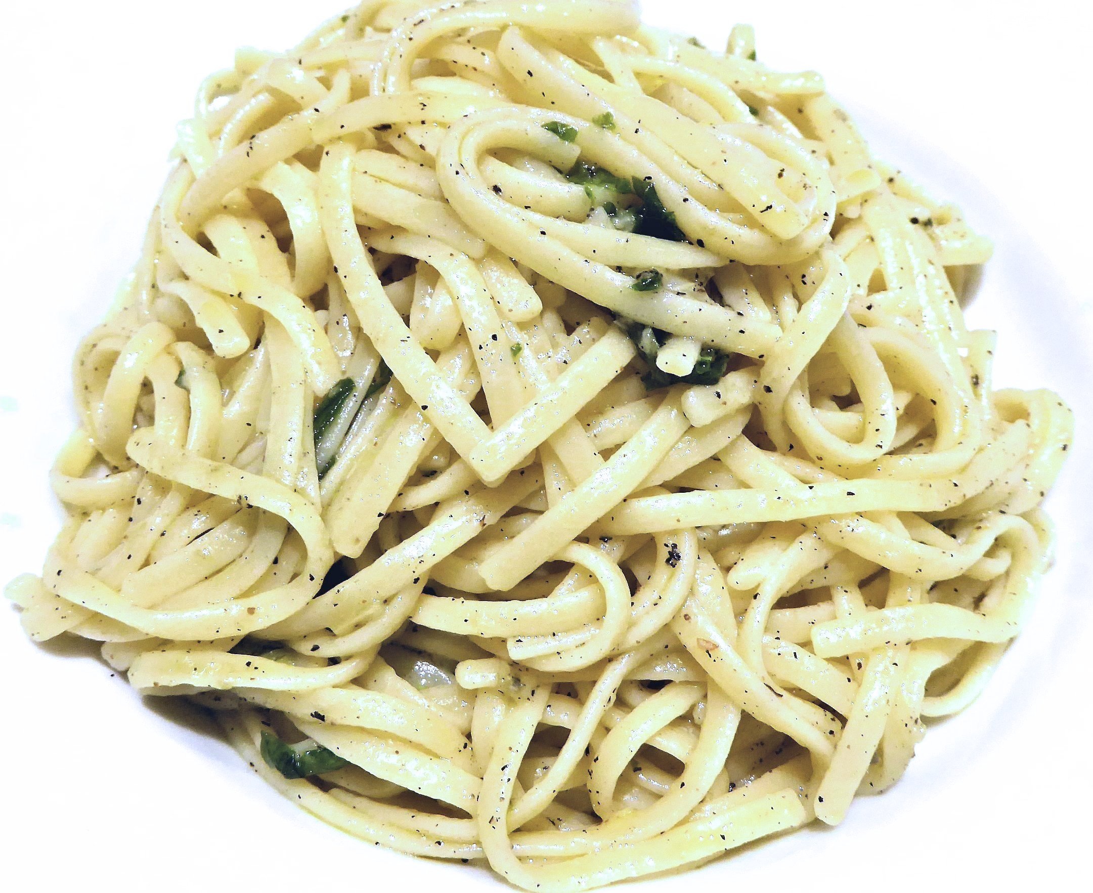 1080P, dinner, linguini pasta, studio shot, freshness, garnish, pasta, vegetarian food, white background, spaghetti, food and drink, plate, no people, HD Wallpaper