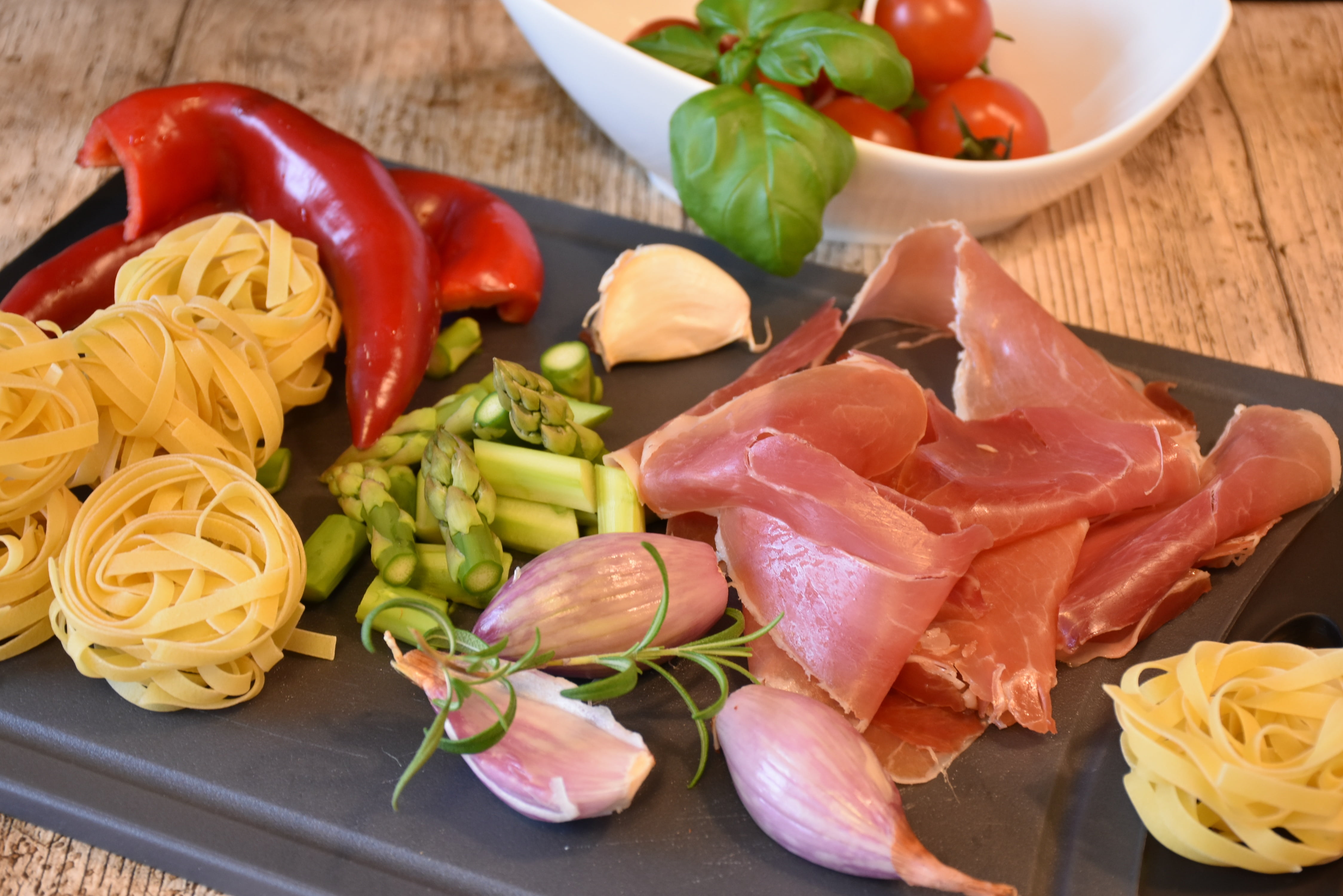 4K, wood - material, eat, carbohydrates, italian, pasta, plate, linguini, board, freshness, asparagus, italian food, chopping, fruit, food and drink, meat, HD Wallpaper