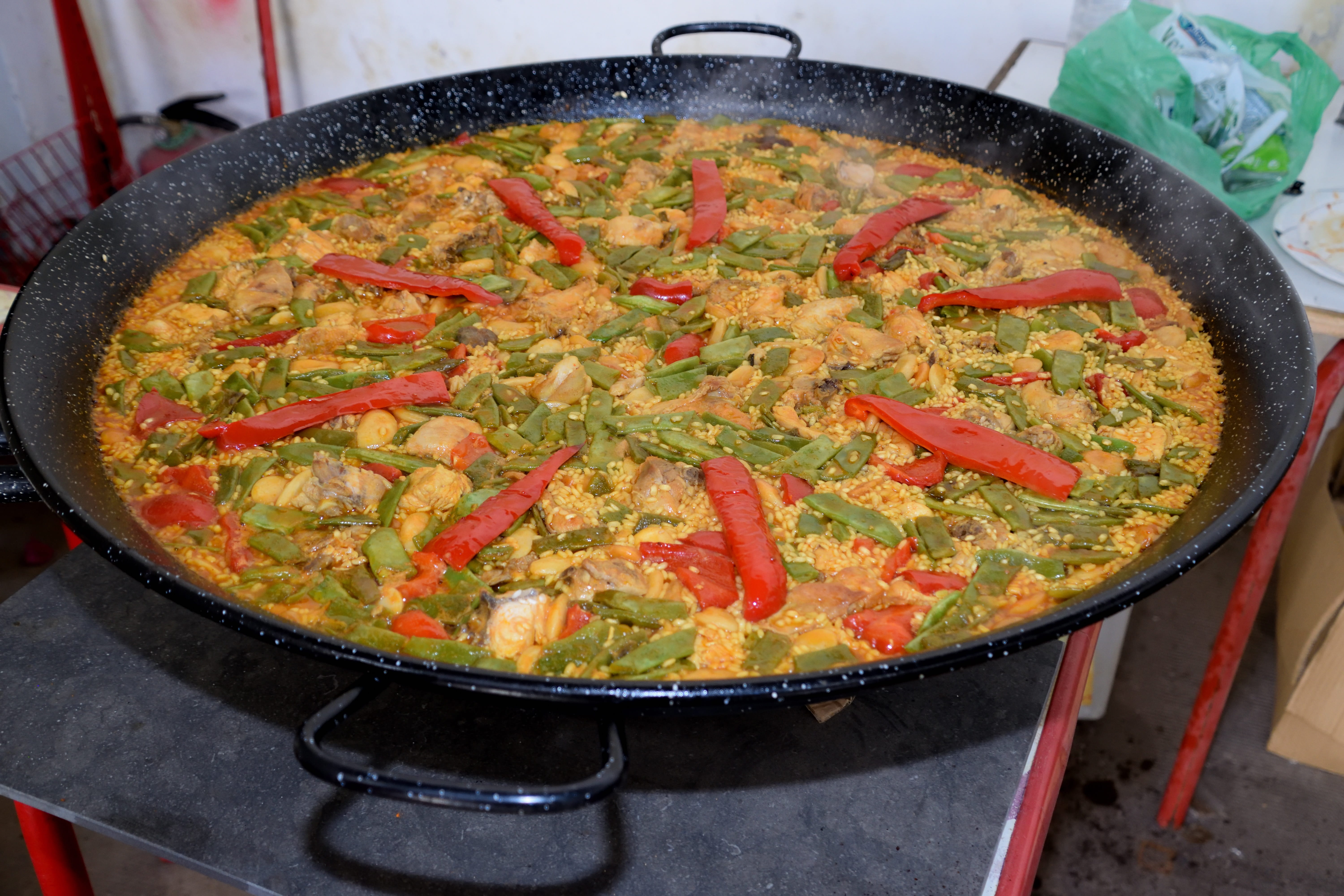 pepper, kitchen utensil, still life, dinner, heat - temperature, no people, preparation, valencian paella, close-up, healthy eating, household equipment, HD Wallpaper