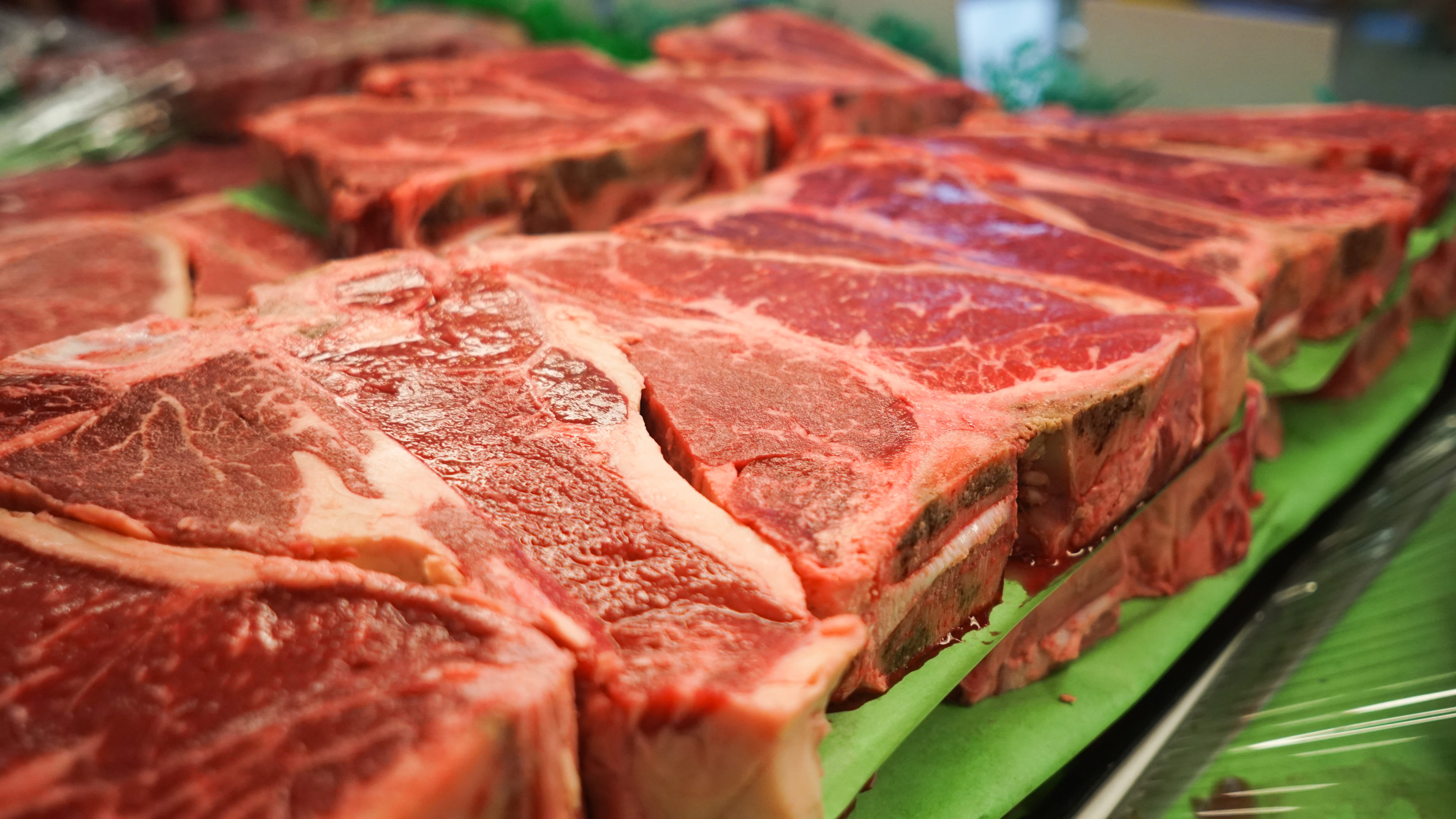 t-bone, focus on foreground, meat, freshness, red, steak, unhealthy eating, wellbeing, no people, food and drink, indoors, red meat, food, beef, selective focus, HD Wallpaper