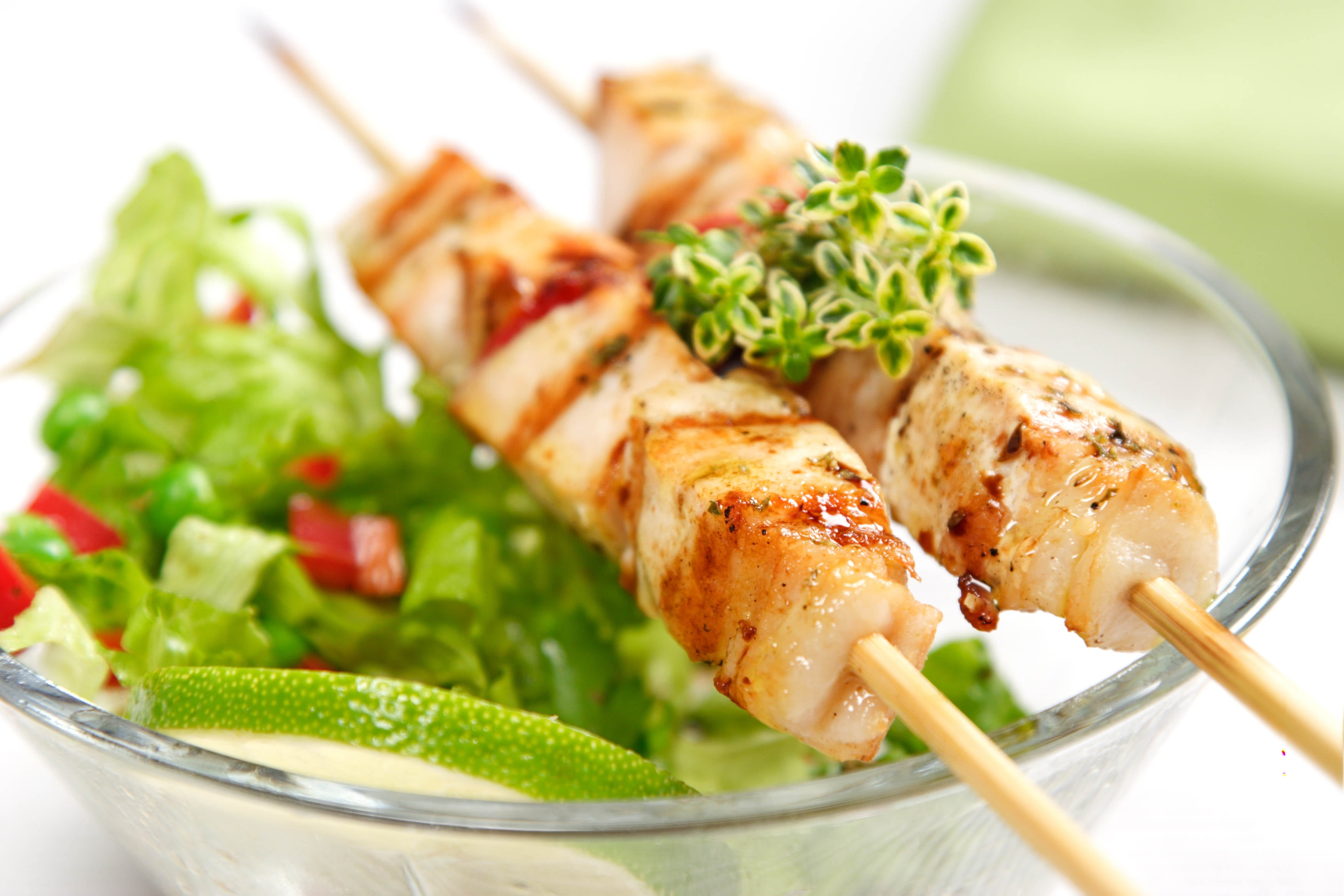 skewered, salad, color Image, 2K, kebabs, chicken breast, chicken, studio Shot, focus on foreground, garnish, lettuce, vegetable, plate, herbs, kebab, HD Wallpaper