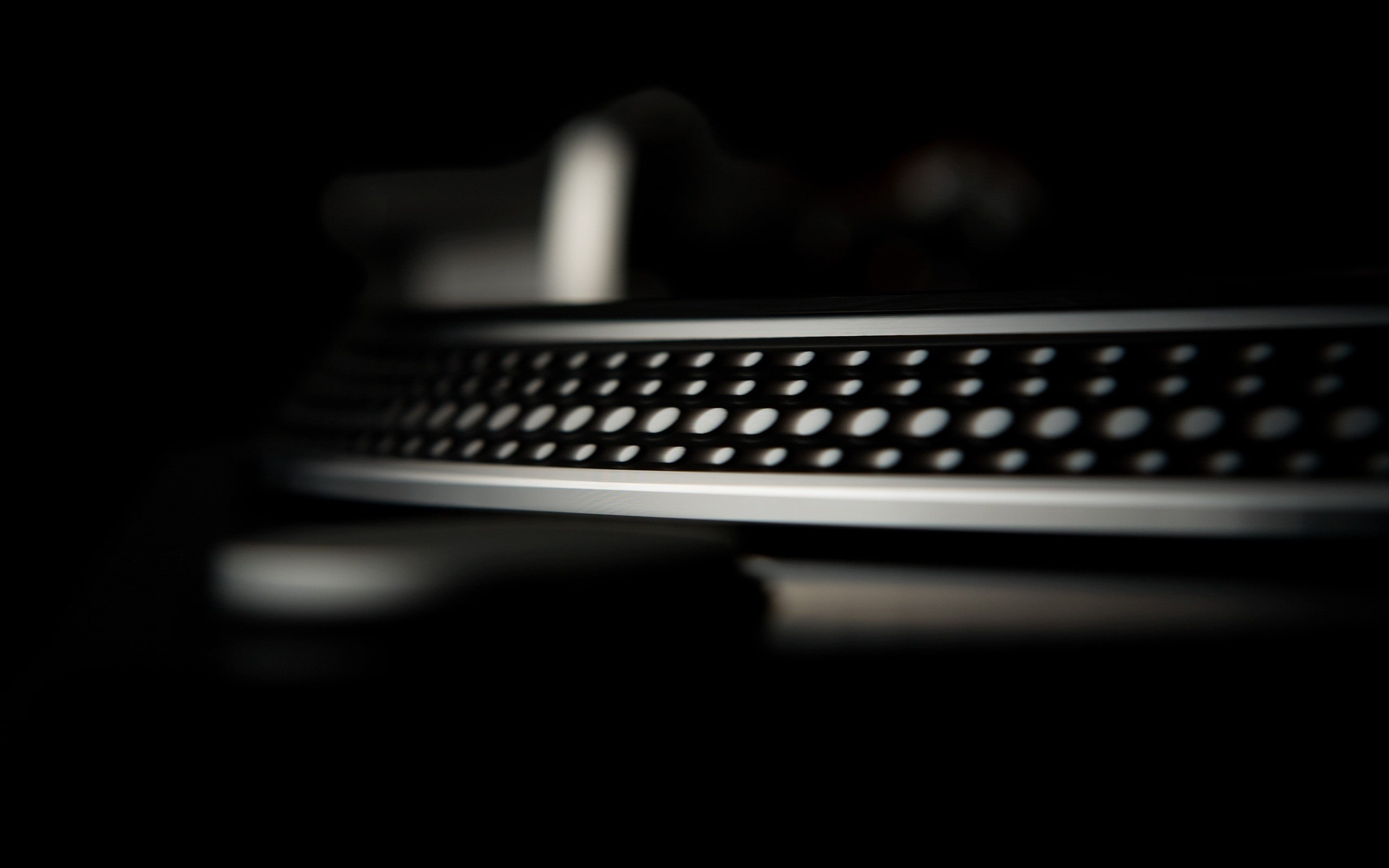 2K, laptop, wireless technology, no people, vinyl, communication, global communications, indoors, still life, selective focus, music, computer equipment, HD Wallpaper