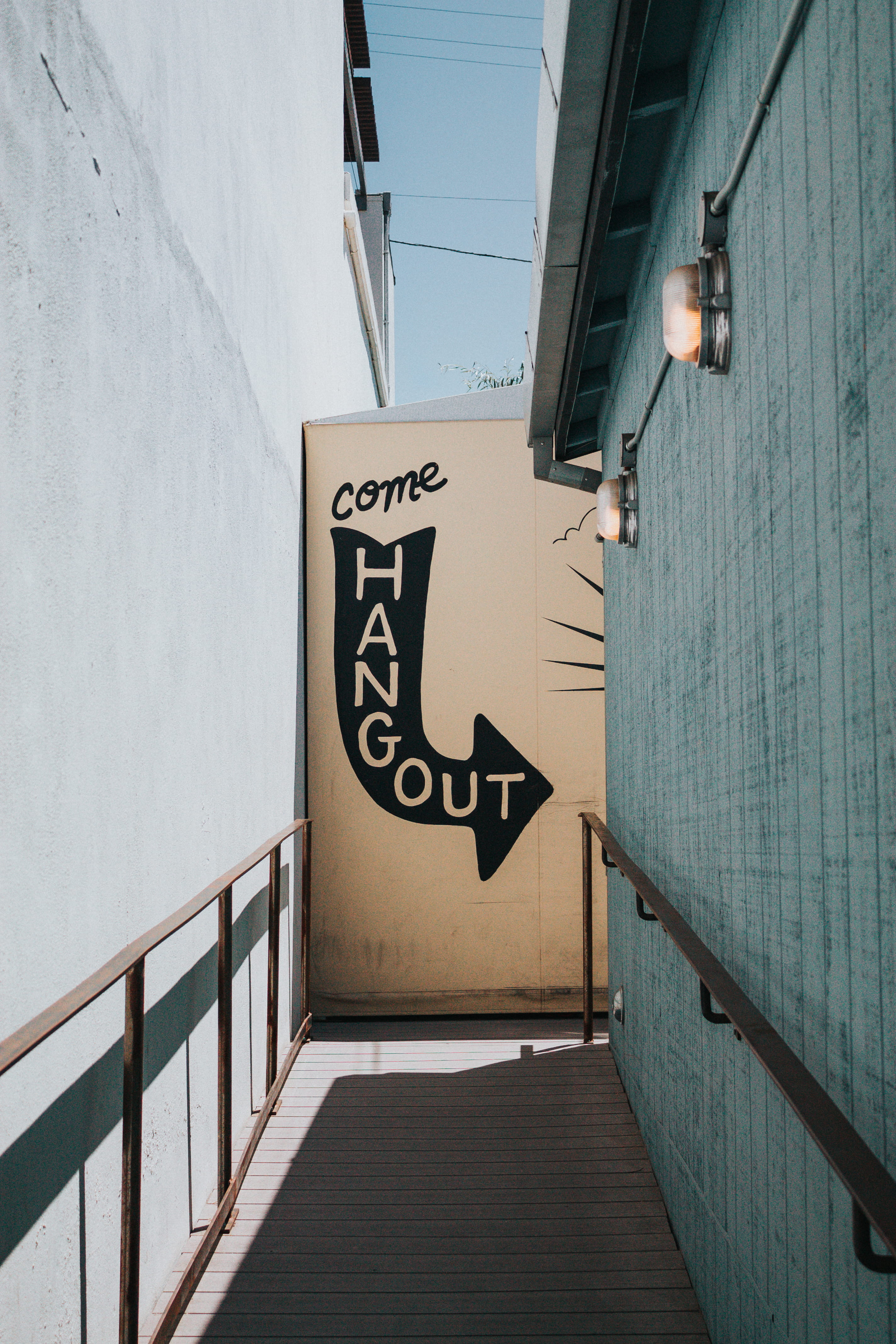 wall, western script, hang out, no people, 4K, paint, wall - building feature, alley, communication, built structure, sign, love, architecture, come, hangout, Phone HD Wallpaper