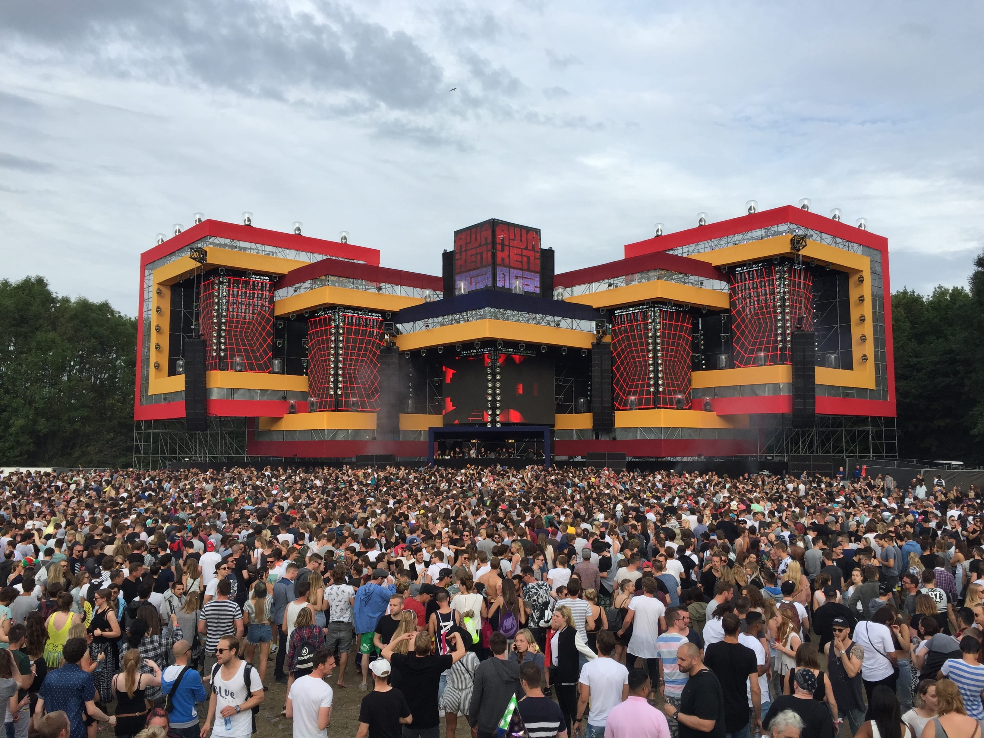 feast, real people, event, day, have fun, set, stay together, architecture, large group of people, festival, techno, building, 2K, lifestyles, place of worship, HD Wallpaper
