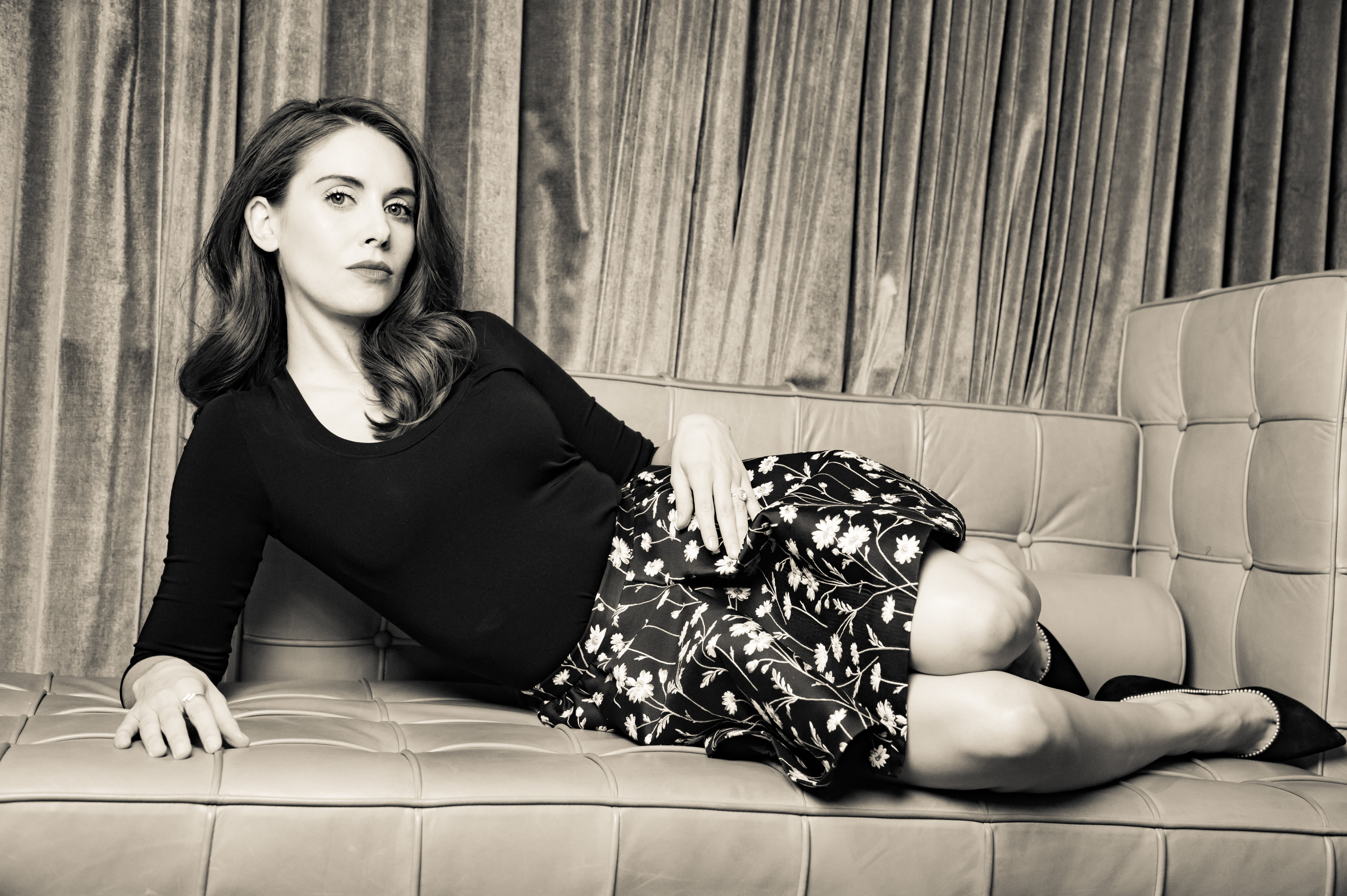5k, 4K, beautiful woman, young women, home interior, flooring, leisure activity, hair, portrait, alison brie, furniture, young adult, lifestyles, indoors, HD Wallpaper