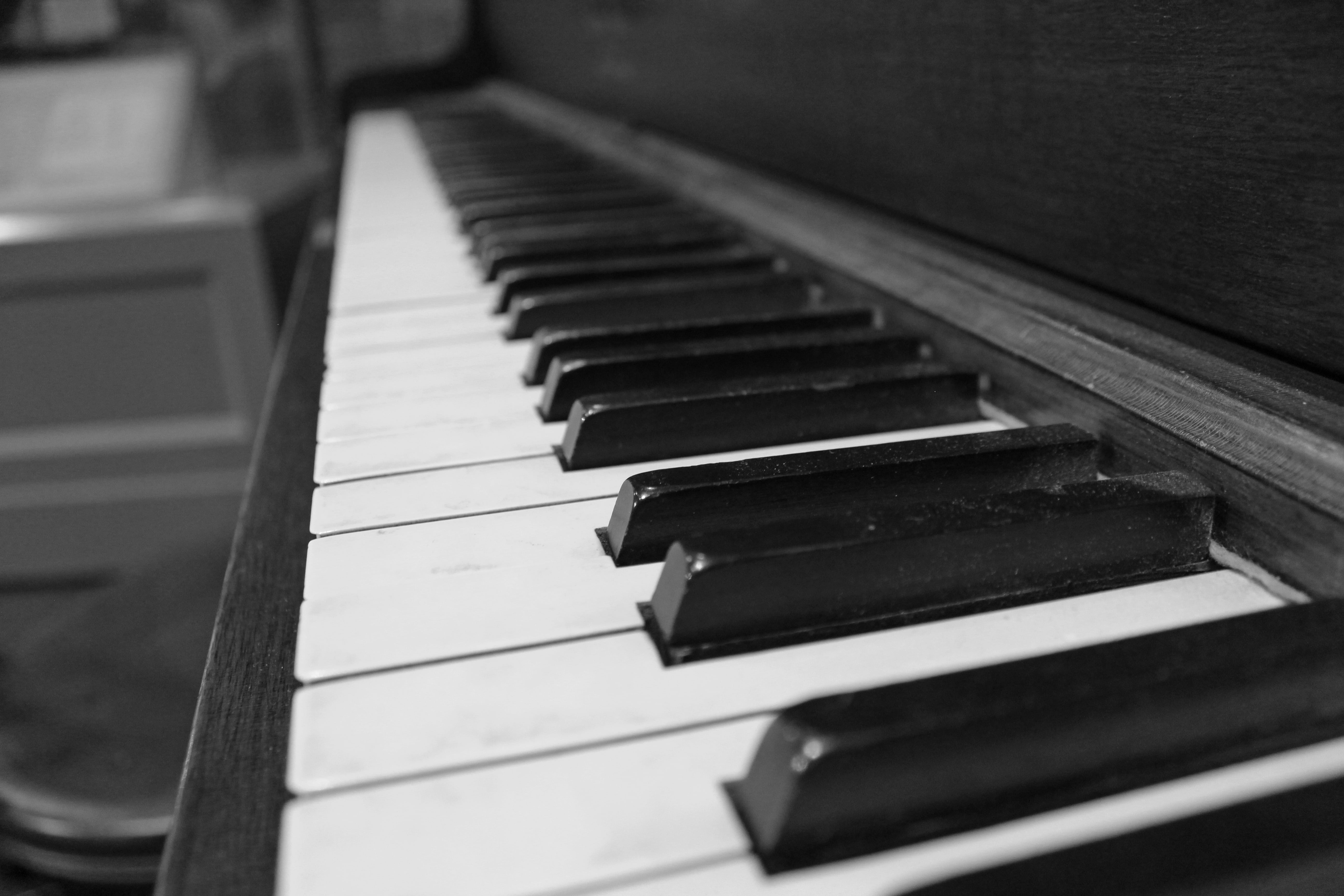selective focus, wood - material, photography, black and white, piano, arts culture and entertainment, focus on foreground, musical equipment, black color, HD Wallpaper