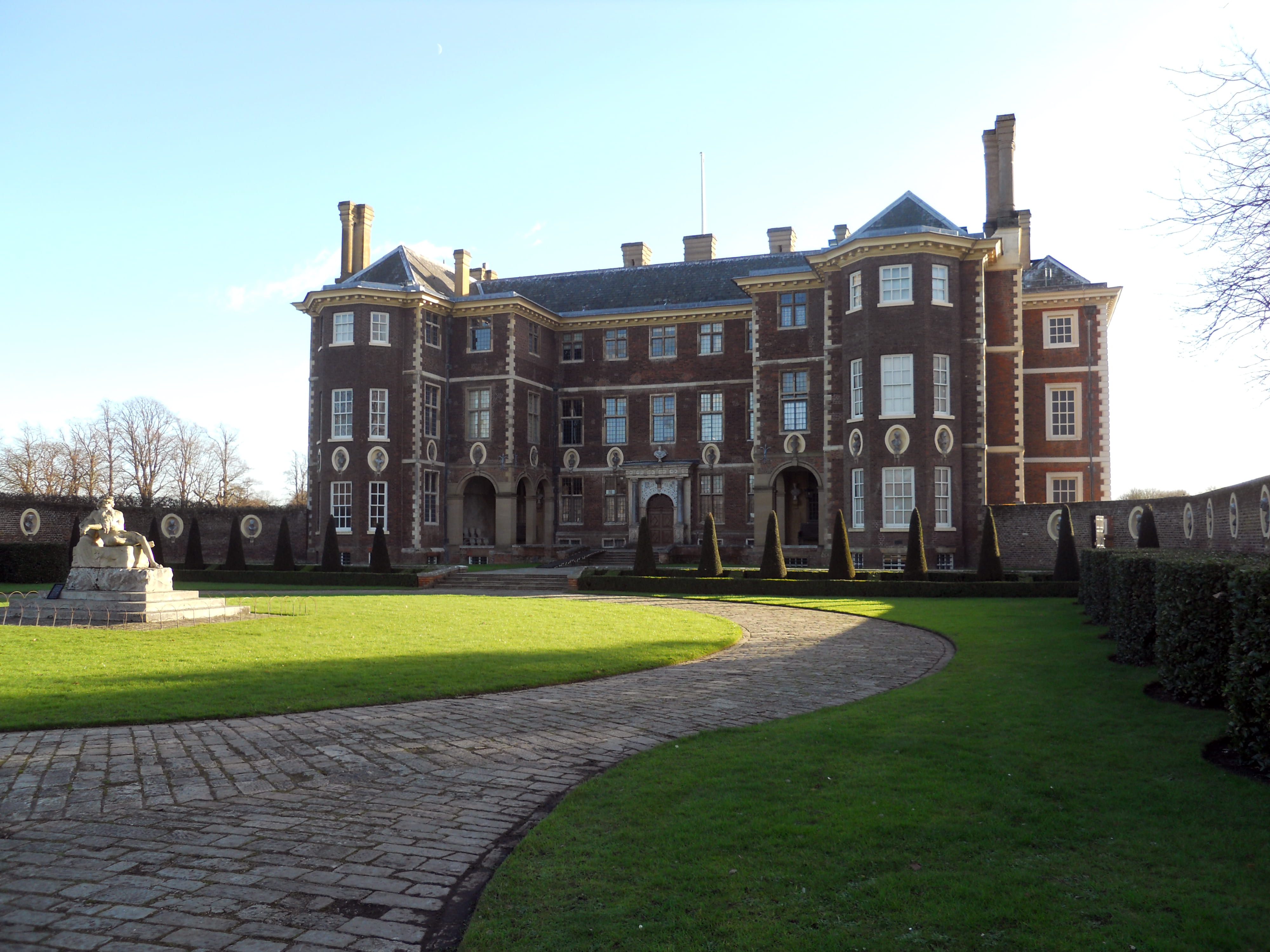 National Trust, building, hedge, Duchess of Lauderdale, ham, clear sky, outdoors, plant, house, architectural column, lawn, mansion, Surrey, footpath, architecture, HD Wallpaper