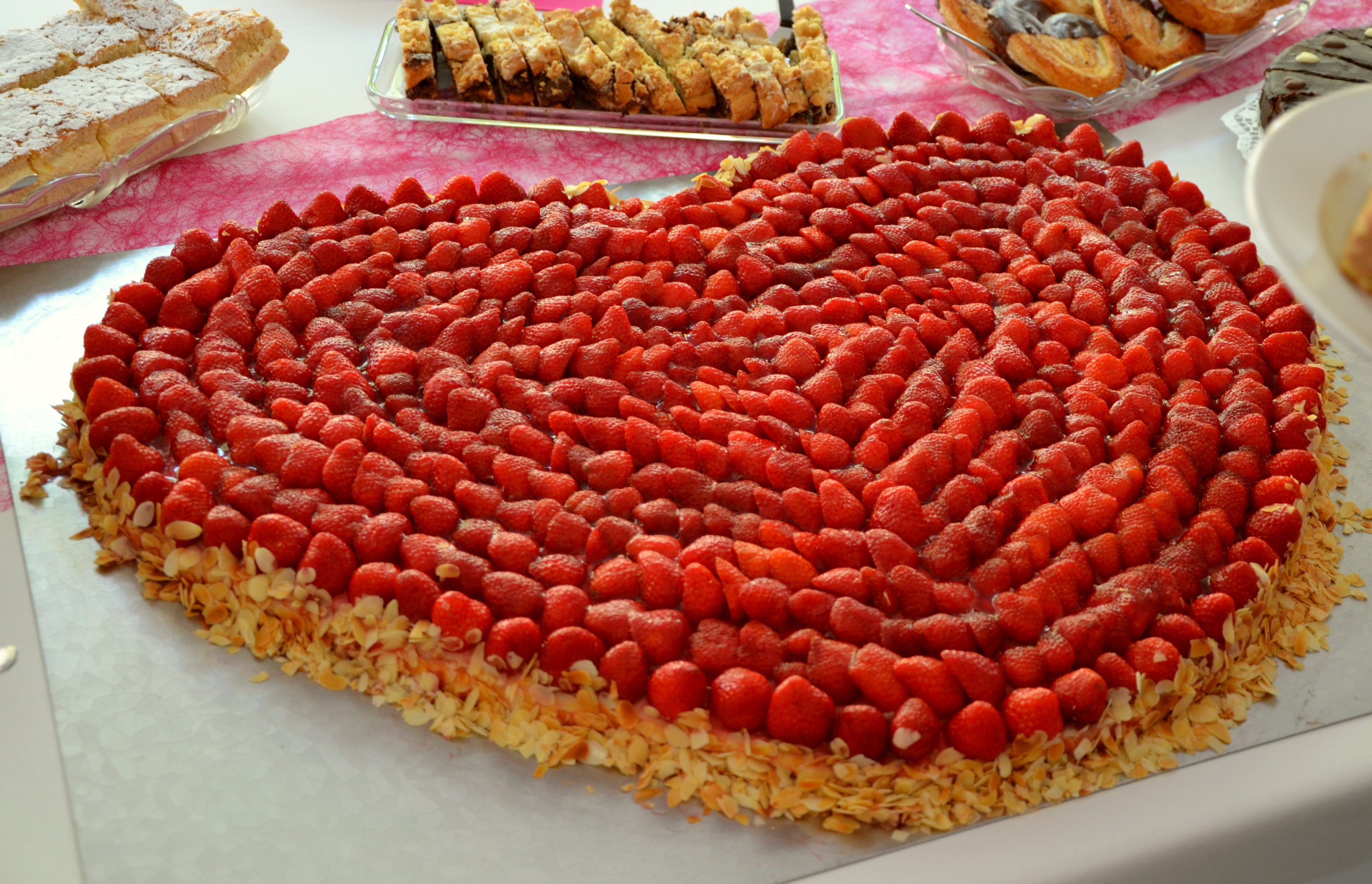 dessert, wedding, ready-to-eat, heart, food, giant pie, pastries, plate, strawberry cake, strawberries, 4K, cake, sweet, fruit, baked, temptation, shaped, HD Wallpaper