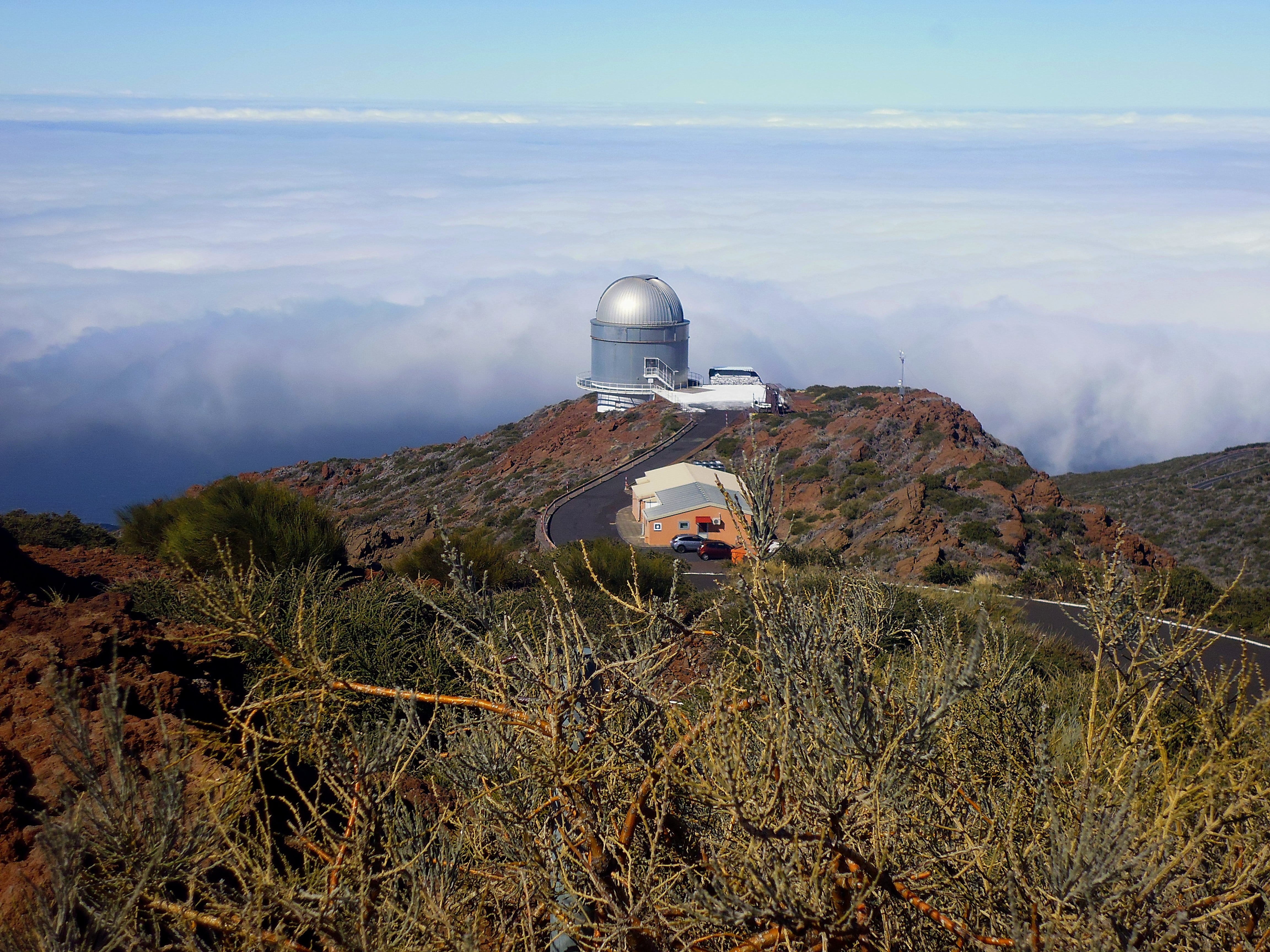 nature, 4K, outdoors, tranquil scene, land, non-urban scene, built structure, Astronomical Observatory, technology, landscape, cloud - sky, sky, la palma, HD Wallpaper
