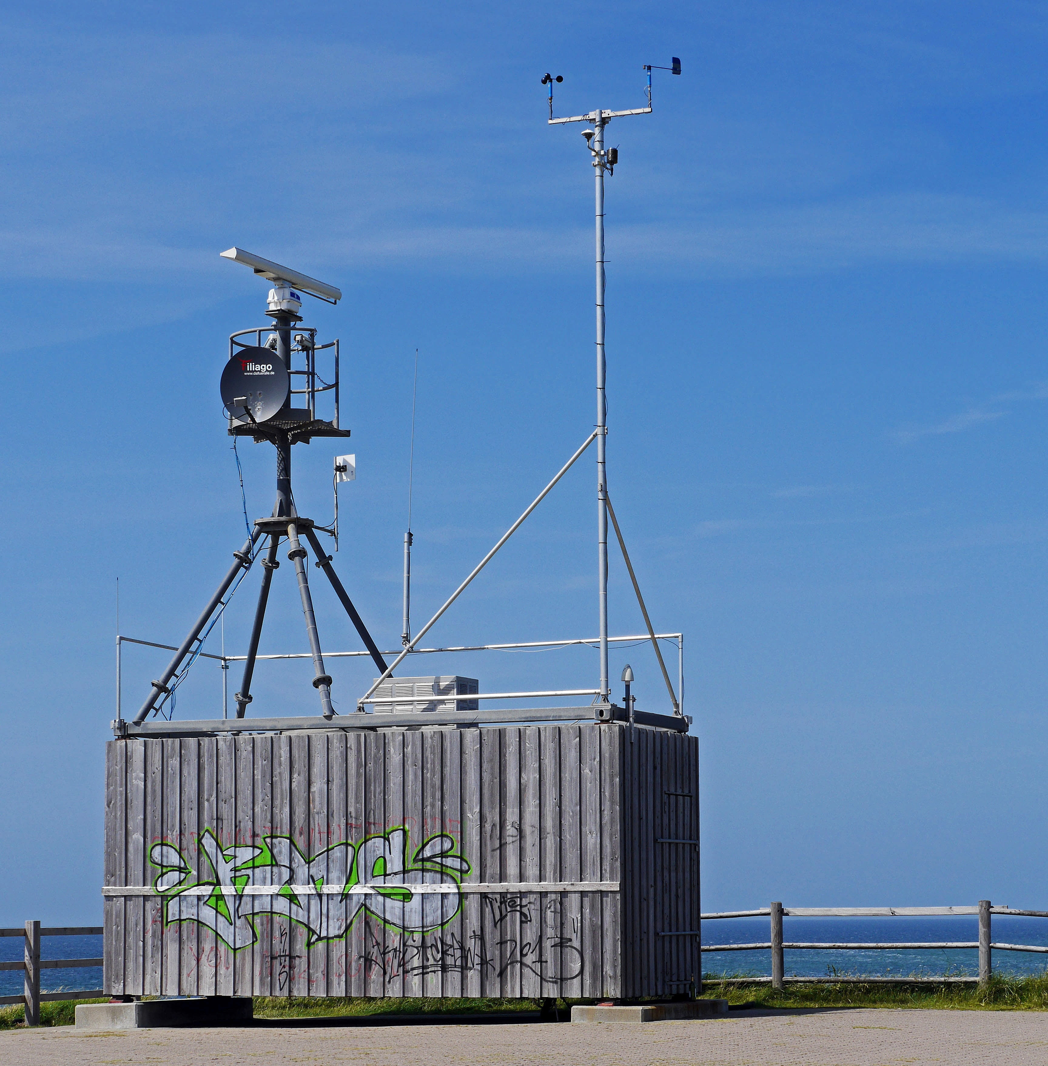 copy space, machinery, southern tip, container, dune, no people, satellite dish, weather data, sky, automated, railing, radio transmission, transportation, Phone HD Wallpaper