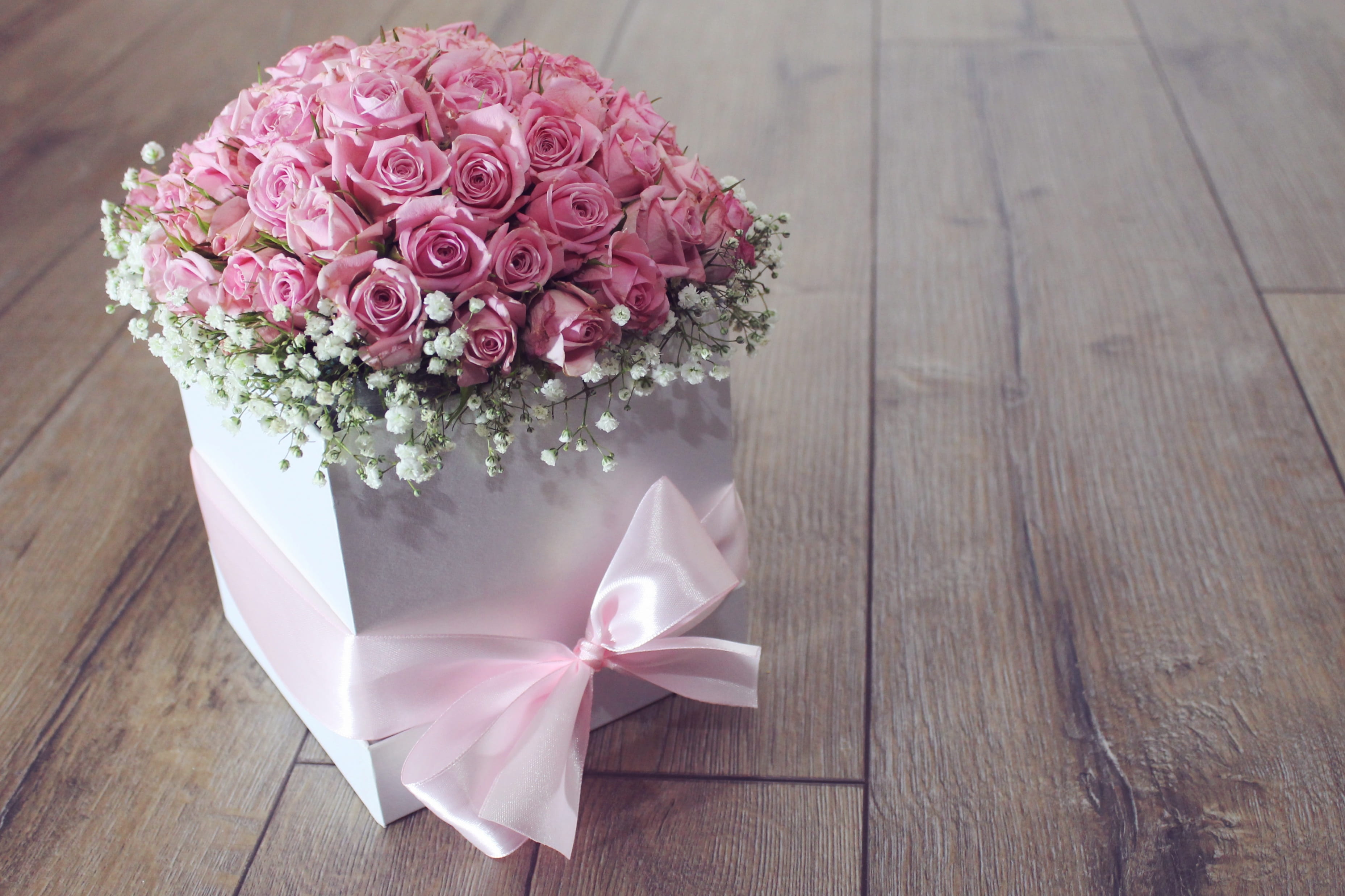 flower arrangement, white, beauty in nature, brown, table, ribbon, color, close-up, wooden, bunch of flowers, wood - material, rose, ribbon - sewing item, HD Wallpaper