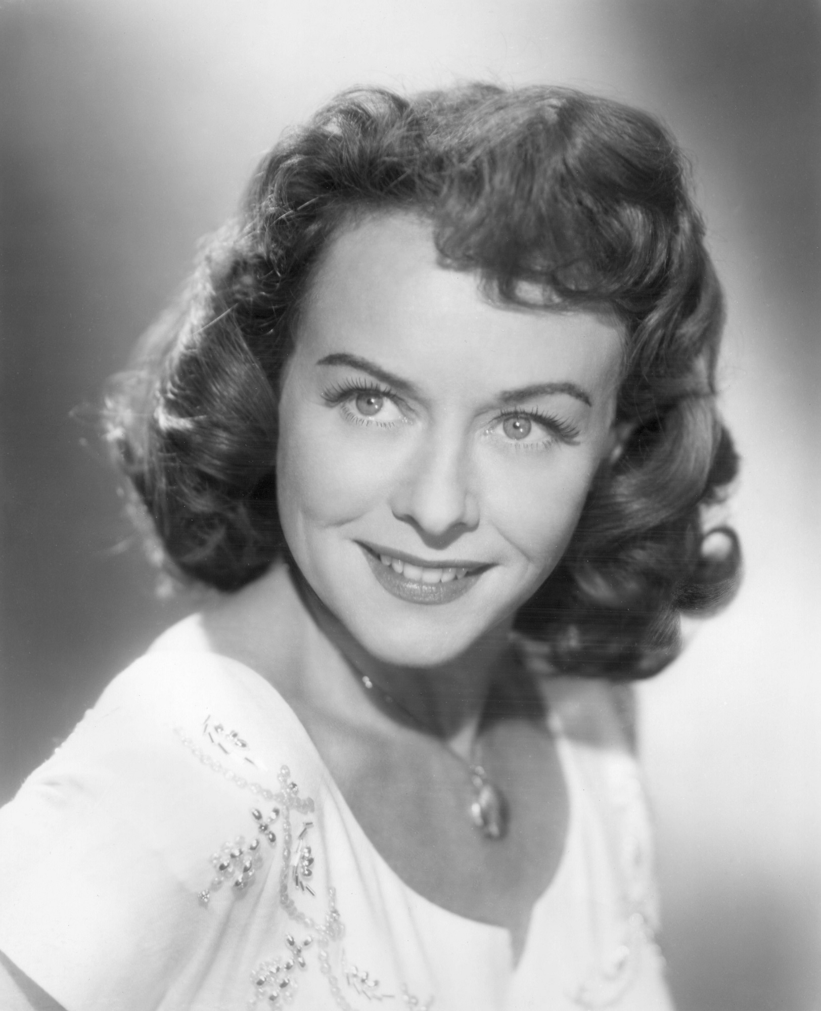 emotion, black and white, front view, happiness, pictures, young women, women, one person, beautiful woman, lifestyles, beauty, hollywood, paulette goddard, Phone HD Wallpaper