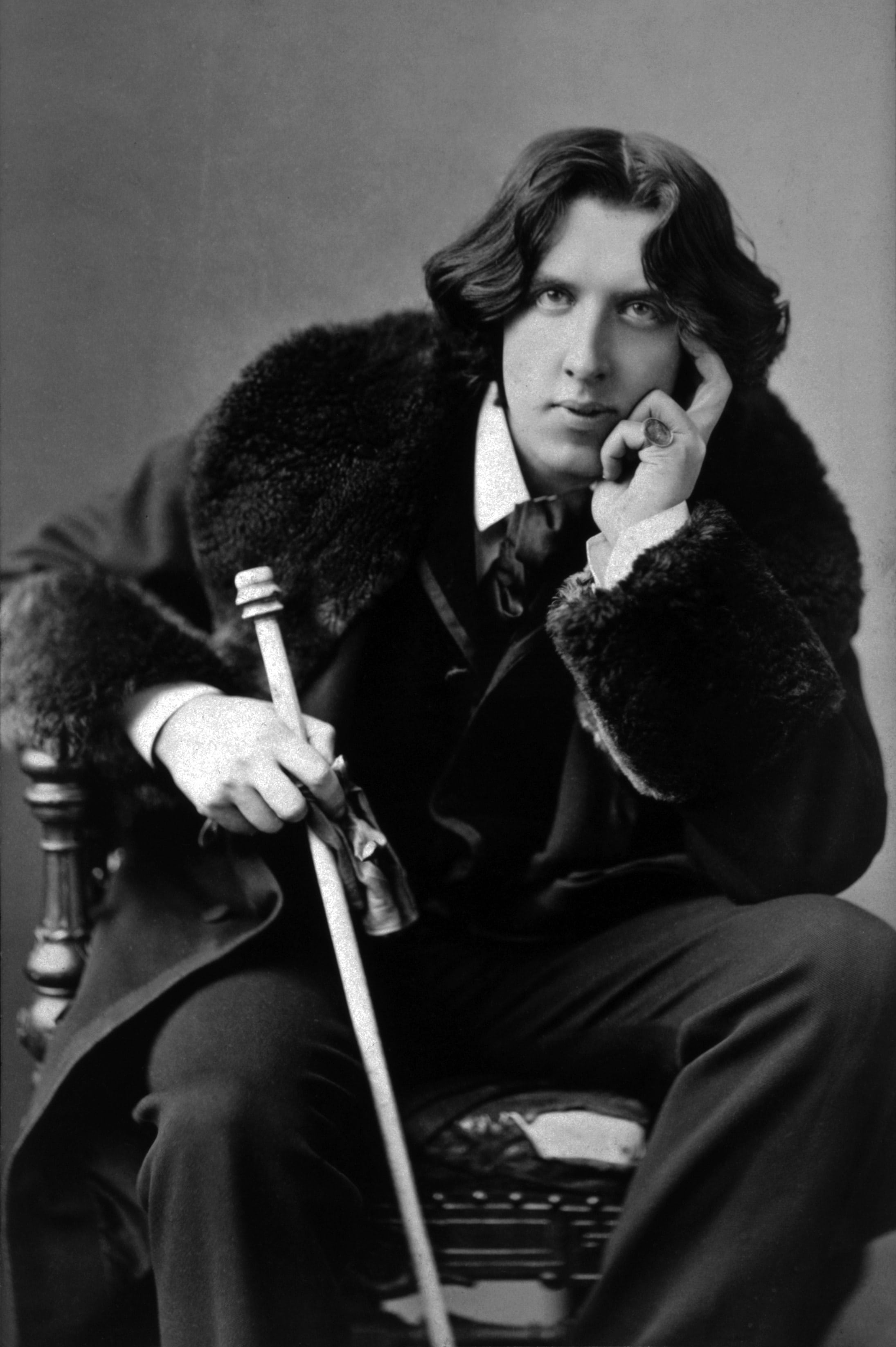 concepts And Ideas, people, author, music, england, males, holding, lifestyles, fur coat, black And White, white, young men, indoors, oscar wilde, musical instrument, Phone HD Wallpaper
