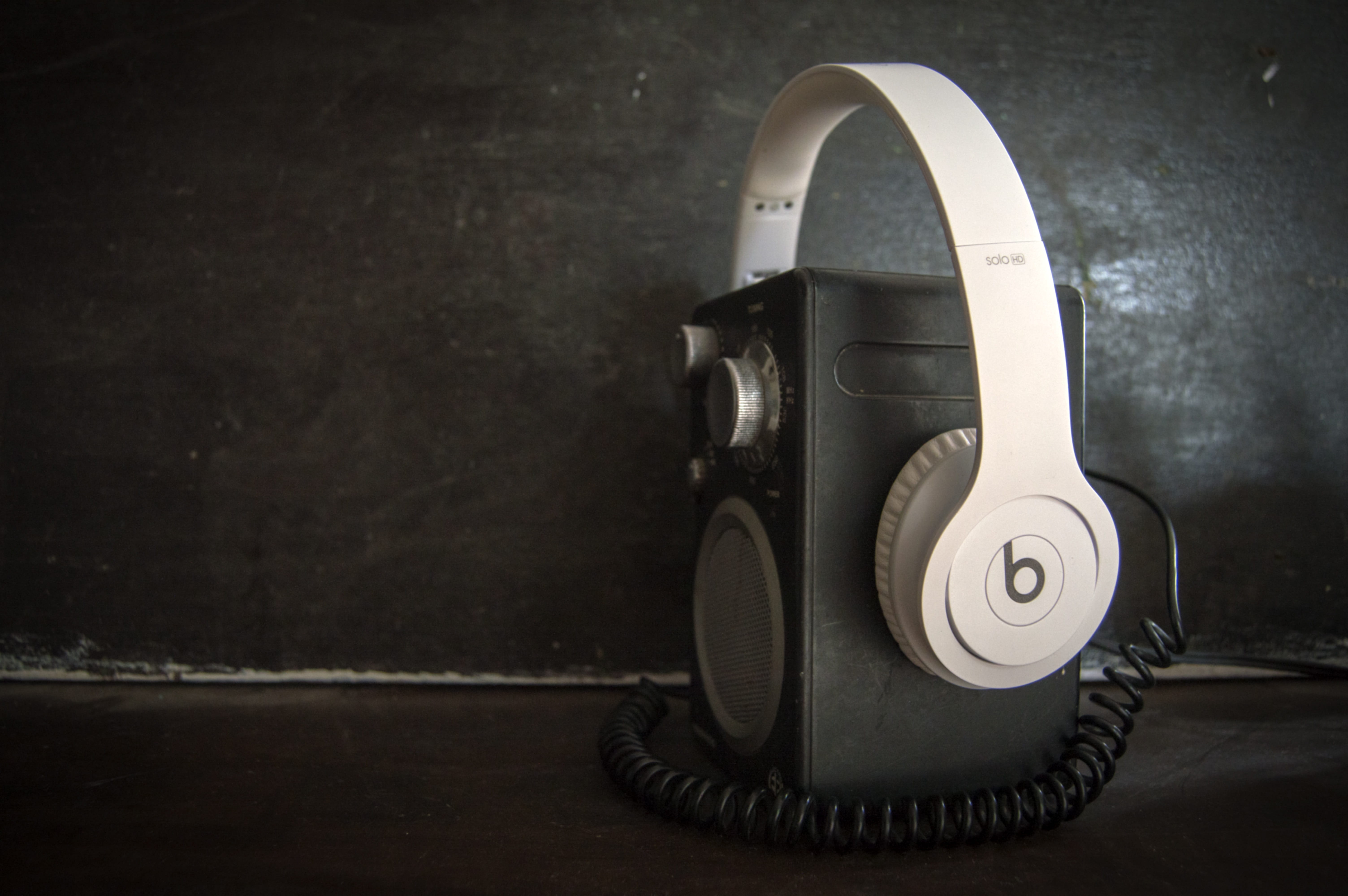 studio shot, flooring, Audio, arts culture and entertainment, Speaker, old-fashioned, Headphones, wall - building feature, equipment, copy space, no people, HD Wallpaper