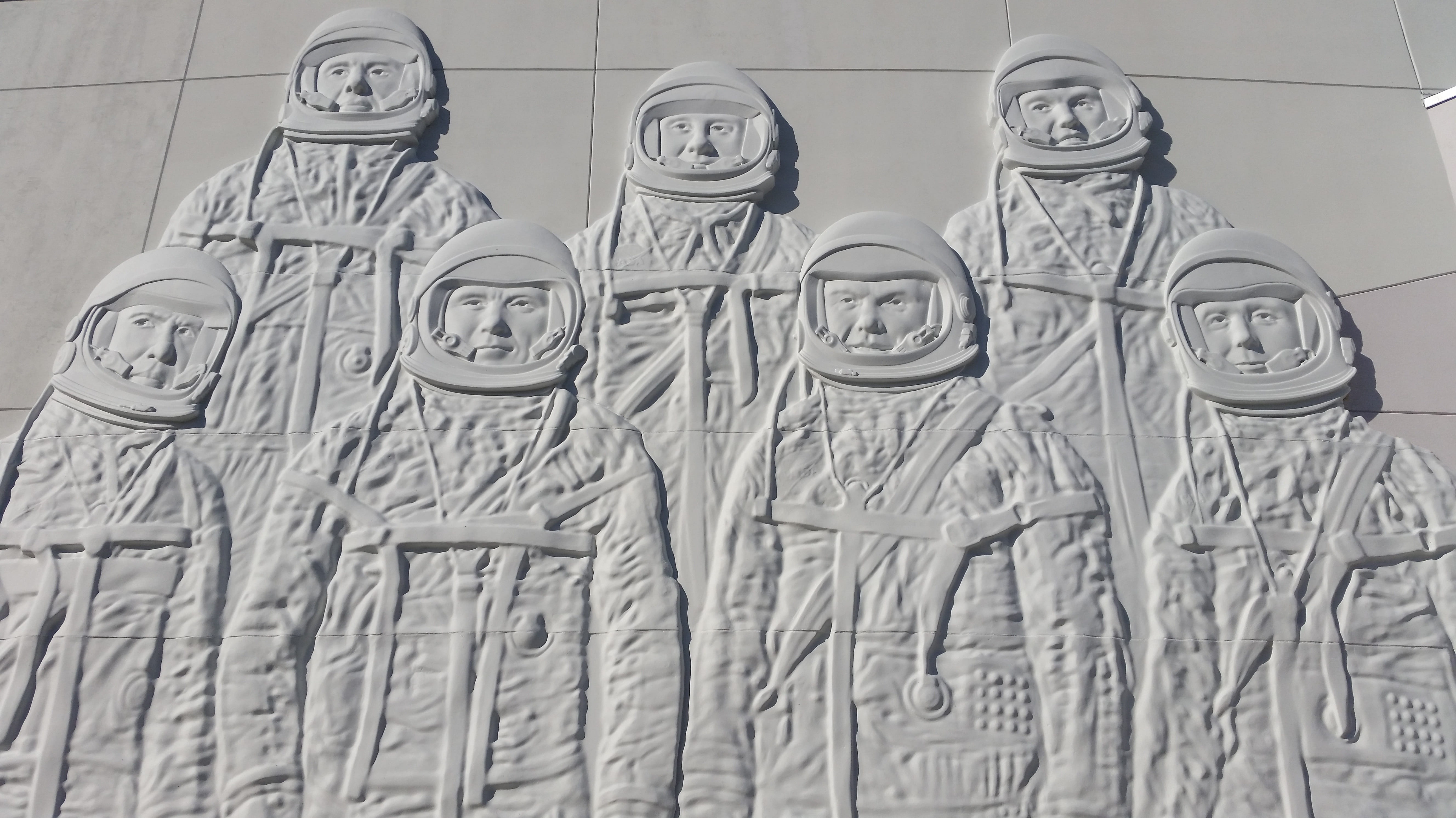 craft, male likeness, endeavour, architecture, carving - craft product, carving, exploration, human representation, sculpture, astronomy, creativity, in a row, HD Wallpaper