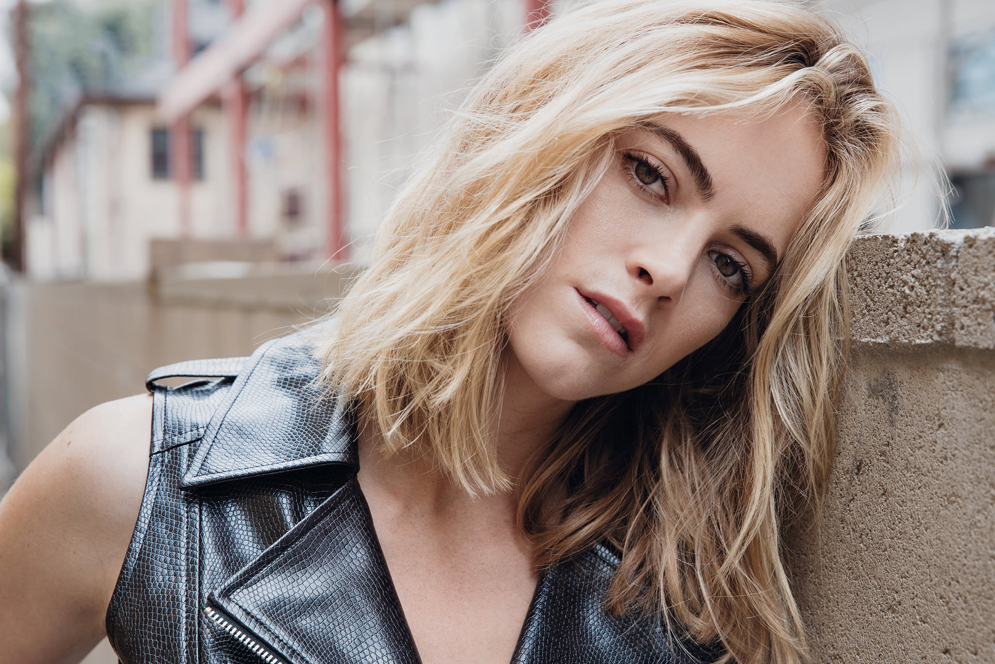 women outdoors, black clothing, Emily Wickersham, actress, face, blonde, women, 1080P, shoulder length hair, HD Wallpaper