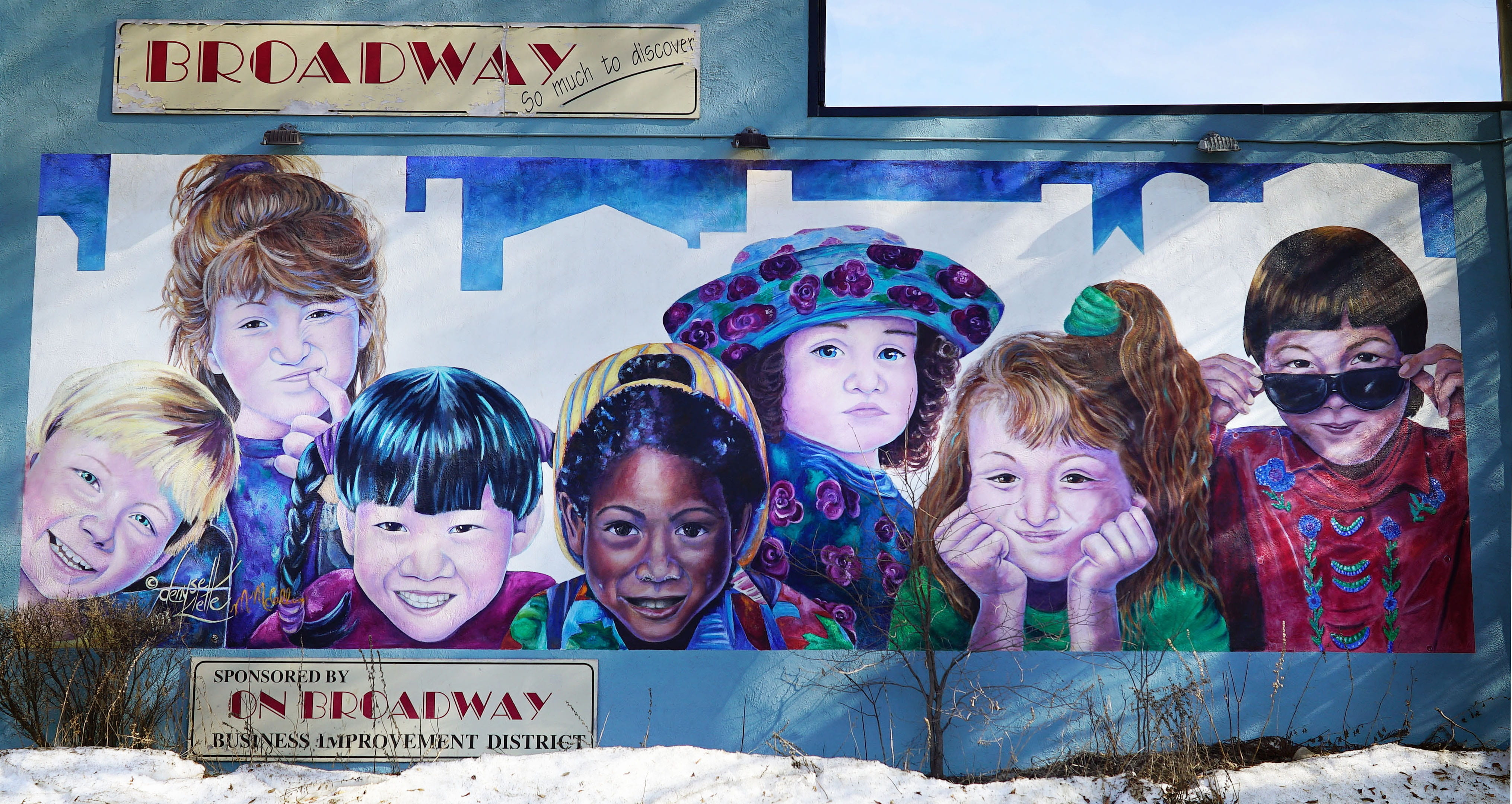 smiling, denyse klette, 4K, colors, wall, winter, saskatoon broadway, one, multi ethnic, women, child, saskatchewan, headshot, road, looking at camera, HD Wallpaper
