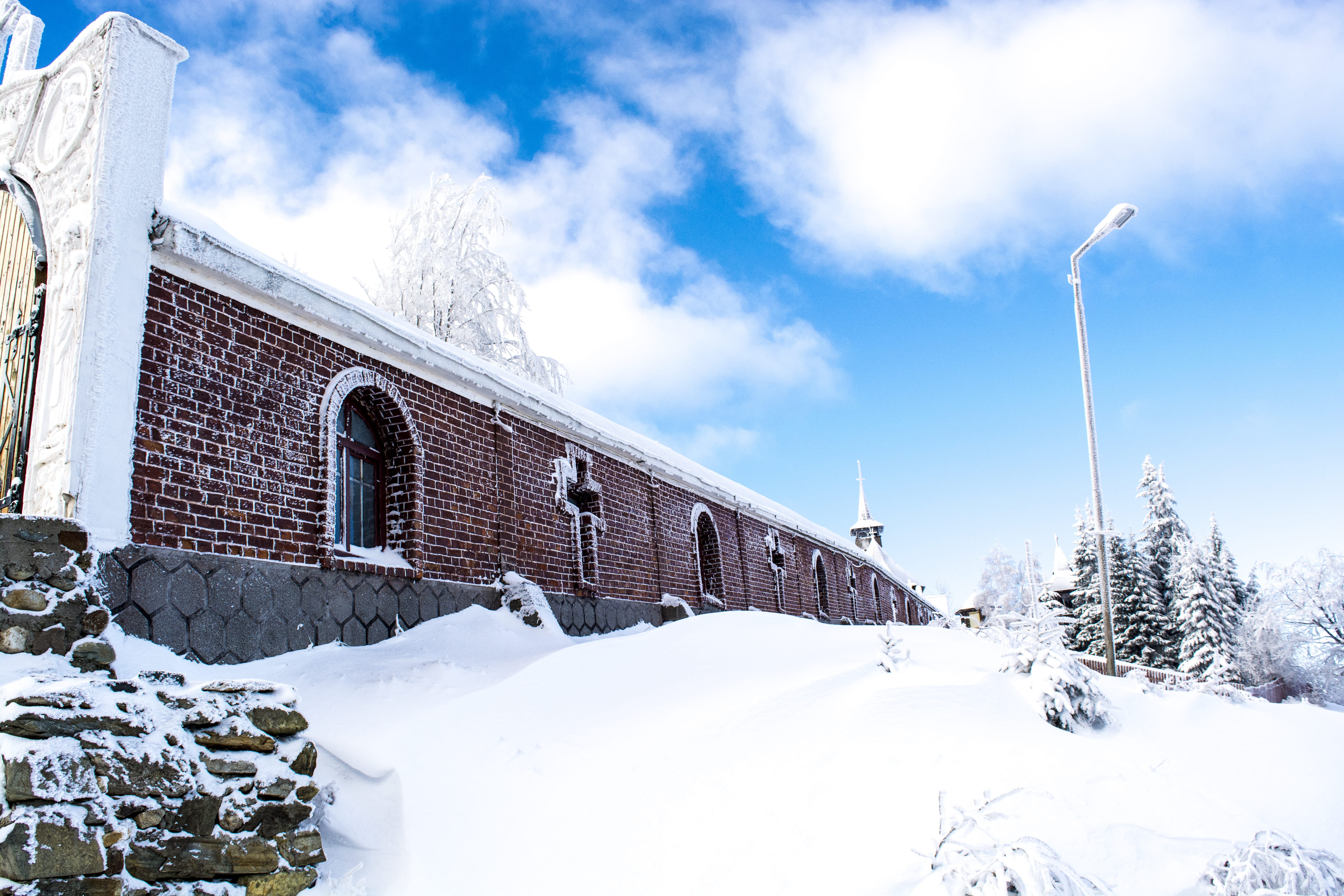 landscape, built structure, architecture, white color, winter, outdoors, brick, trees, statiunea straja, nature, powder snow, beauty in nature, snow, building, HD Wallpaper