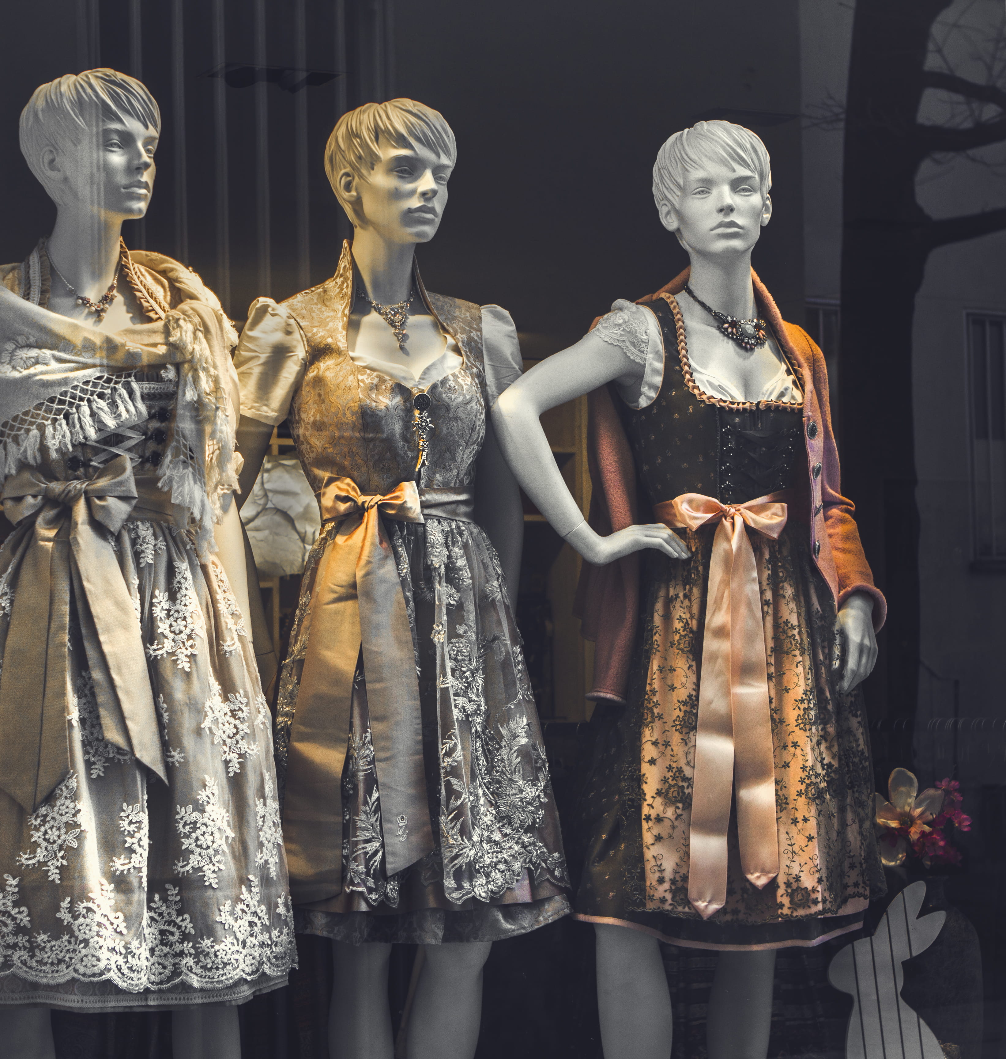 statue, europe, store window, shopping, for sale, creativity, dress, indoors, male likeness, traditional, german, human representation, representation, Phone HD Wallpaper