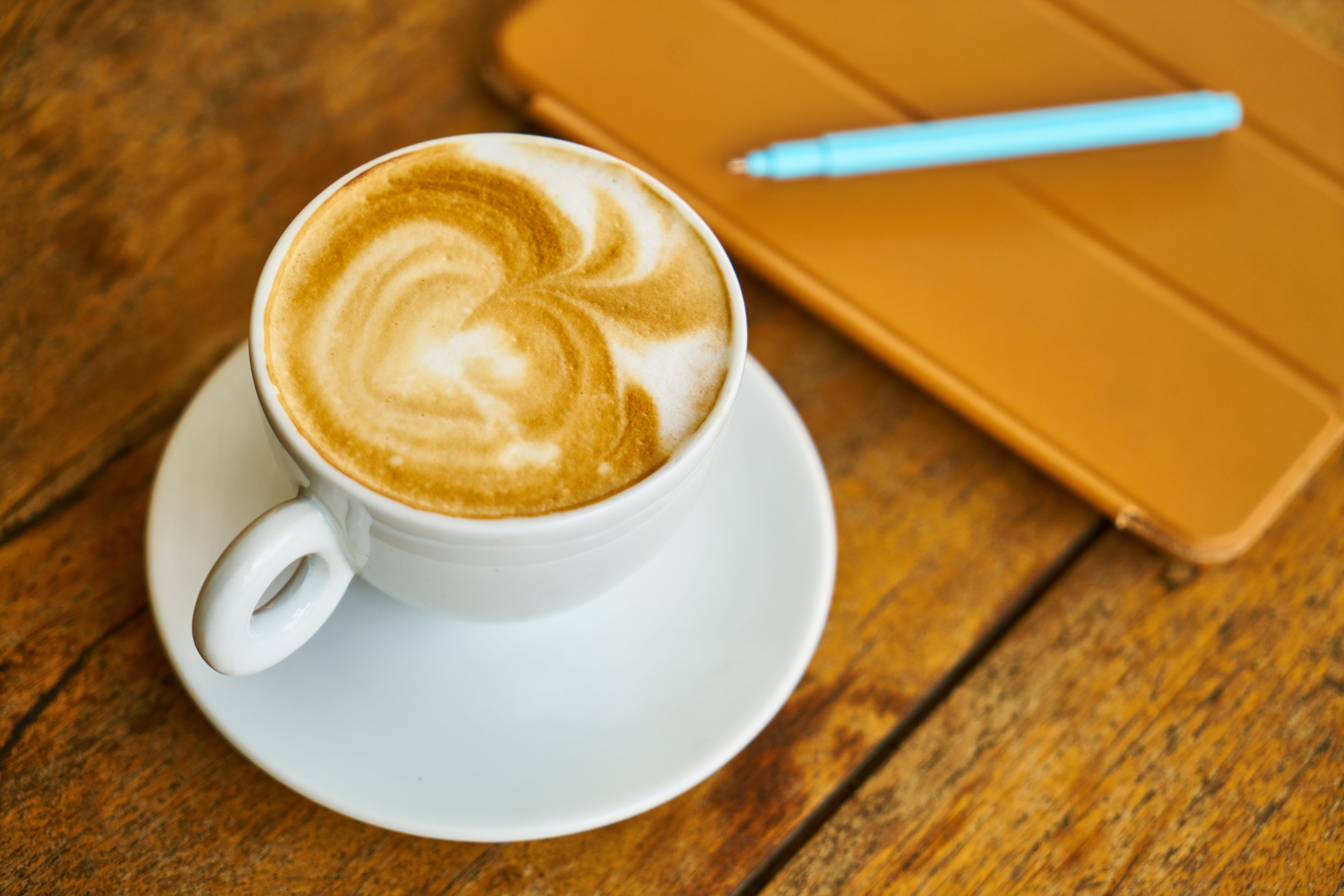 crockery, 5K, food and drink, saucer, white, aroma, coffee, close-up, coffee cup, milk, latte art, no people, breakfast, foam, indoors, mug, brown, still life, HD Wallpaper