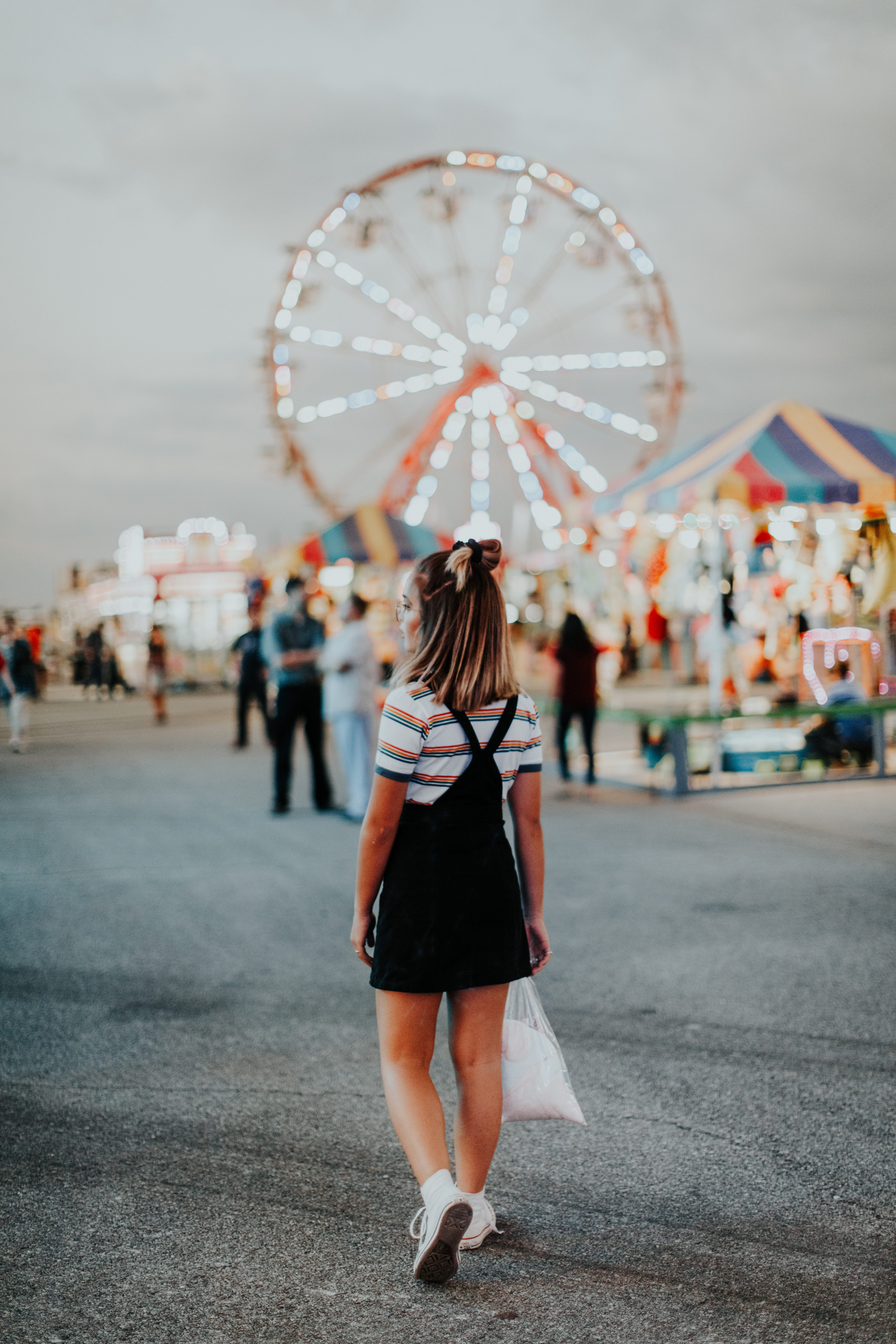 whtie, wander, pack, leisure activity, hairstyle, fun, high school, city, teenager, college, short, rear view, wearing, real people, arts culture and entertainment, Phone HD Wallpaper