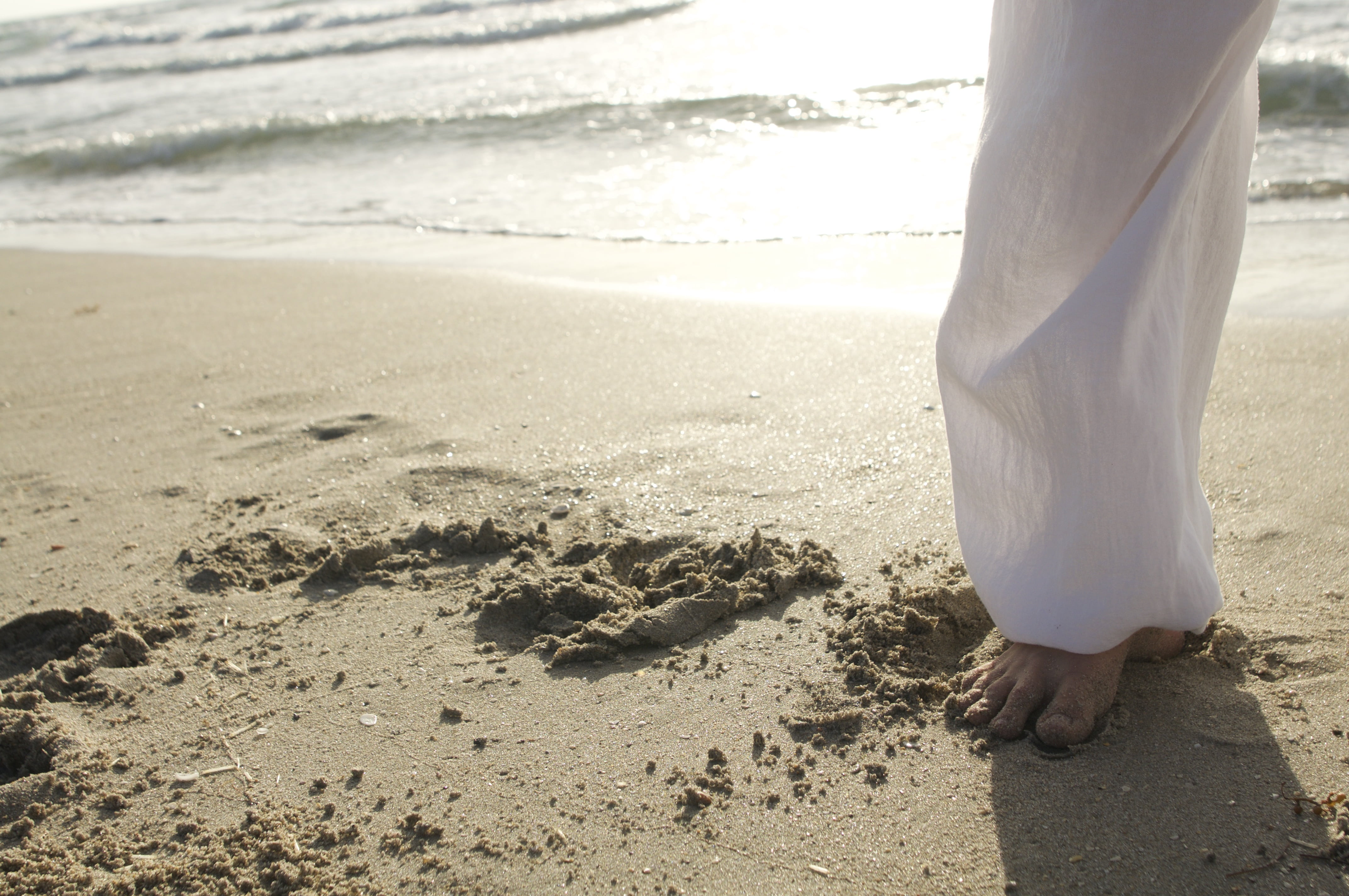 day, training, human leg, white, outdoors, beach, qi, concentration, low section, lifestyle, adult, meditation, 4K, energy, one person, real people, sea, HD Wallpaper