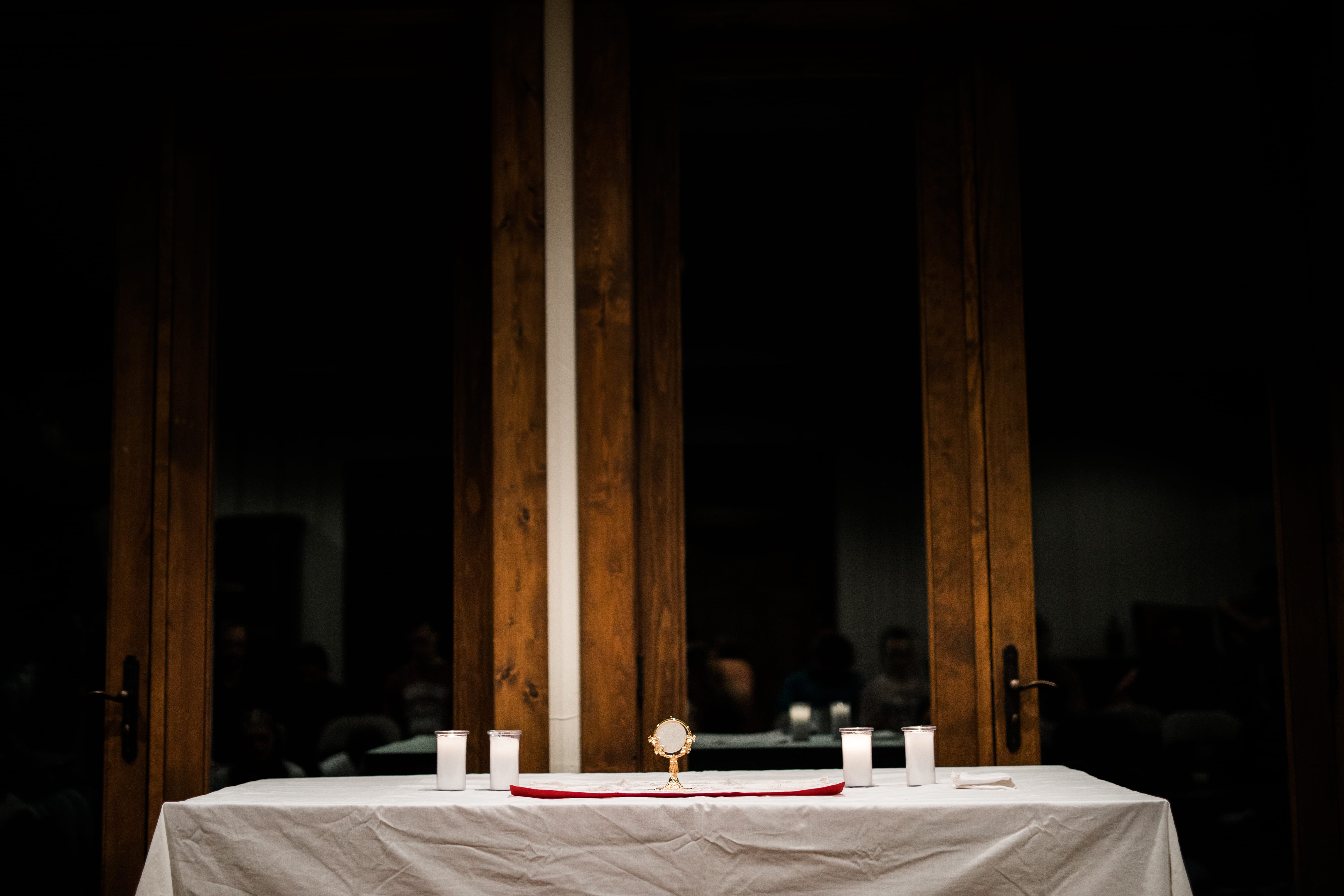 absence, table, candles, household equipment, inside, place setting, 5K, holy, wood - material, tablecloth, cloth, catholic, business, architecture, architectural column, HD Wallpaper