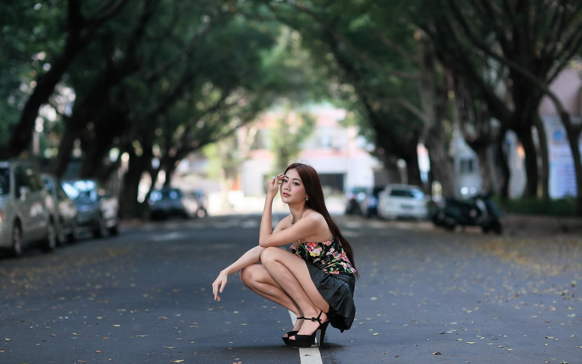 focus on foreground, 1080P, young adult, sitting, car, outdoors, young women, adult, Asian, fashion, real people, beauty, women outdoors, hairstyle, brunette, HD Wallpaper