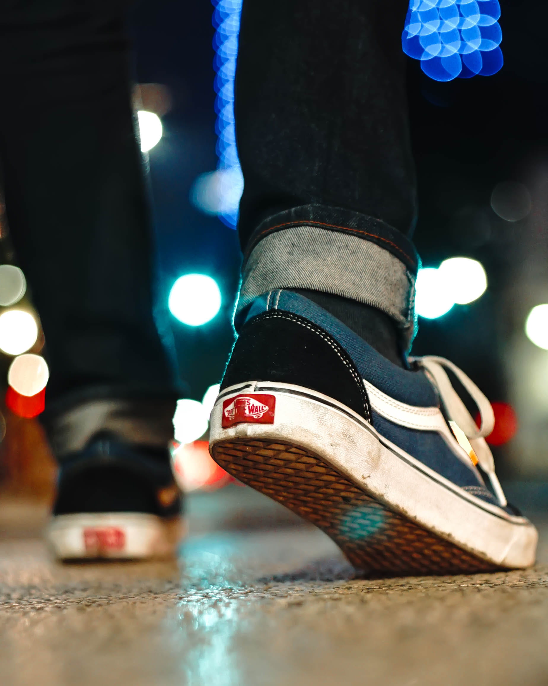 metropoli, human limb, walking, nightlife, stage, selective focus, human foot, urban, 1080P, close up, streetphoto, shoe, lifestyles, limb, heel, sneakers, Phone HD Wallpaper