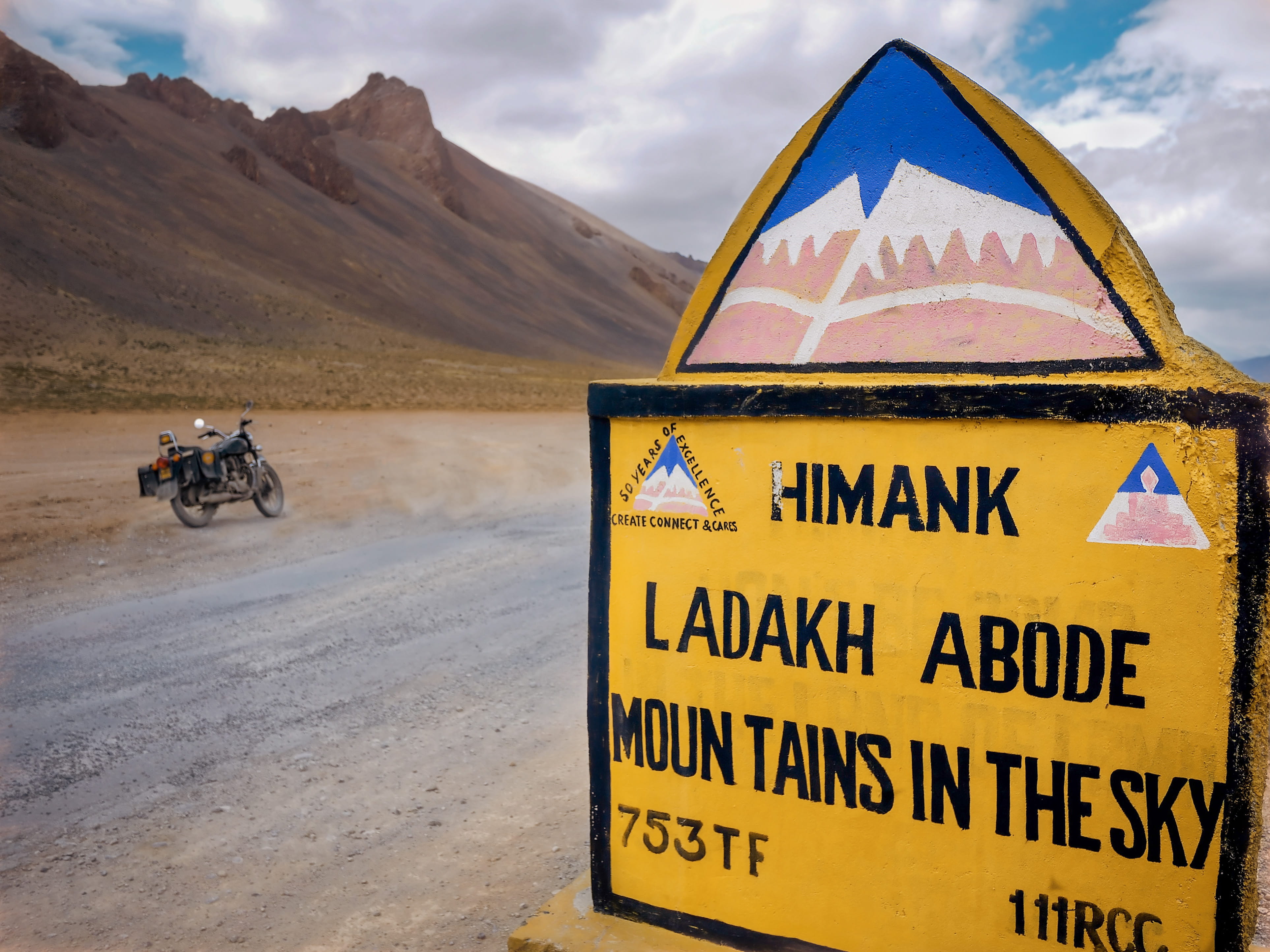 sand, desert, western script, mode of transportation, environment, nature, mountain range, 4K, land, travel, motorbike, remote, motorcycle, gray, parked, HD Wallpaper
