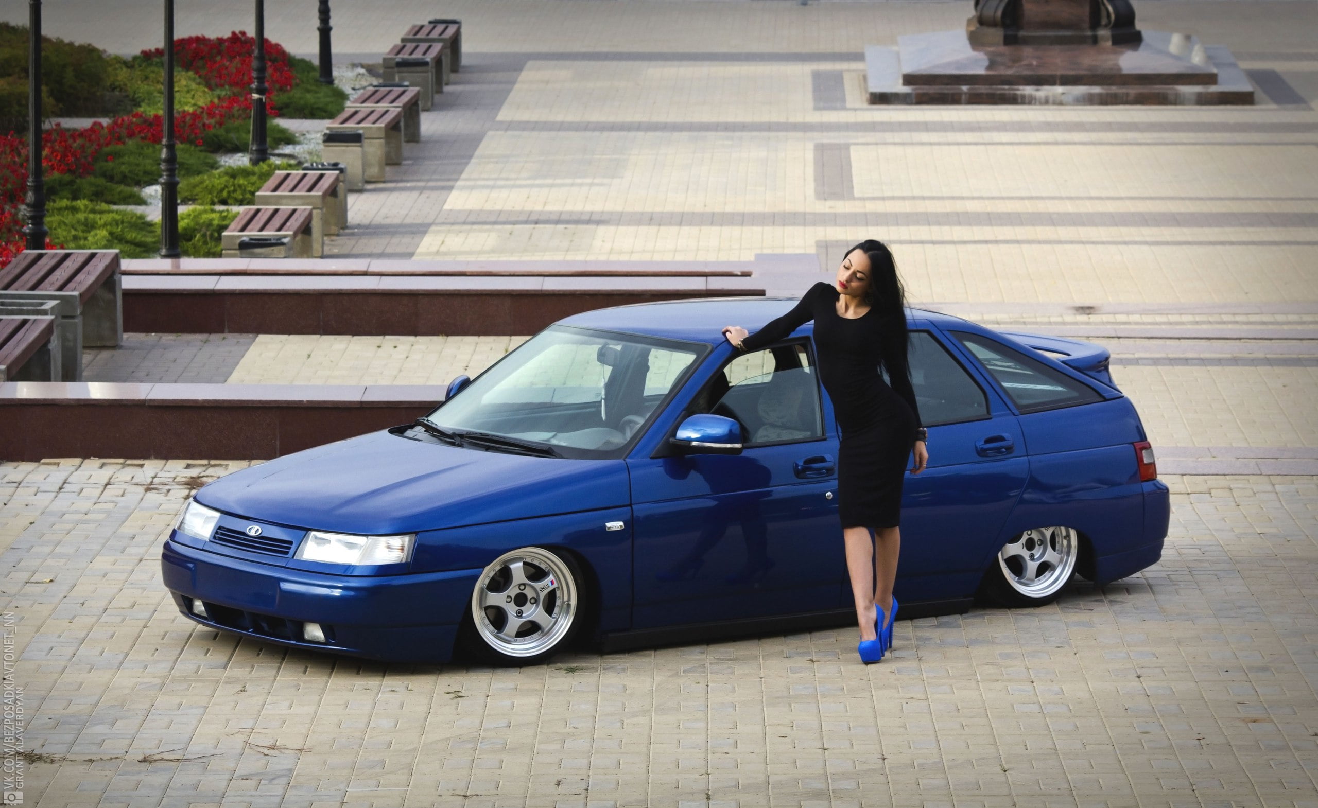 building exterior, heels, lifestyles, portrait, 2112, new, business, adult, land Vehicle, people, full length, mode of Transport, car, real people, architecture, HD Wallpaper
