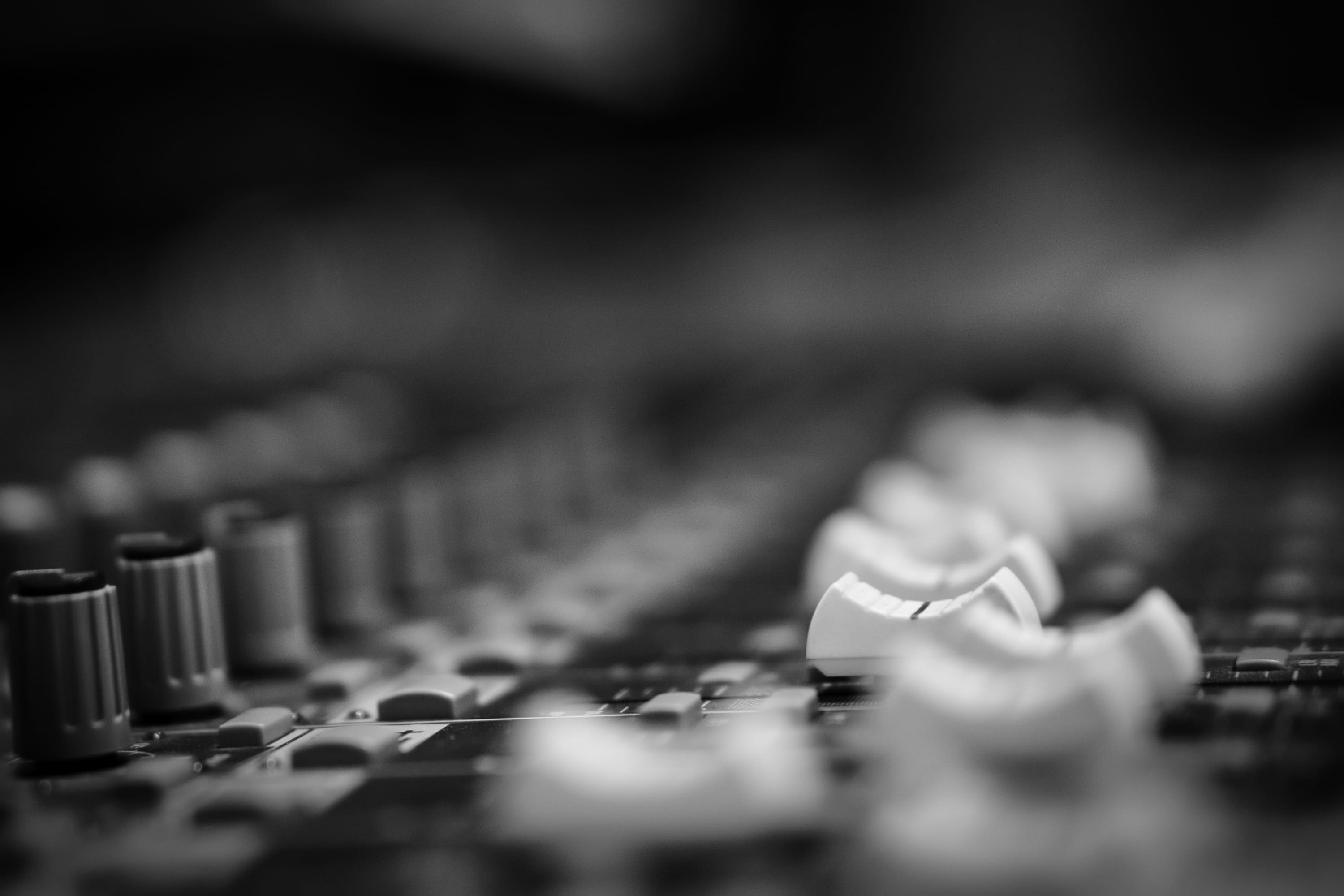 in a row, mixing volumes, recording, record, electronics industry, electronics, computer hardware, levels, keyboard, no people, knob, studio, musical instrument, HD Wallpaper
