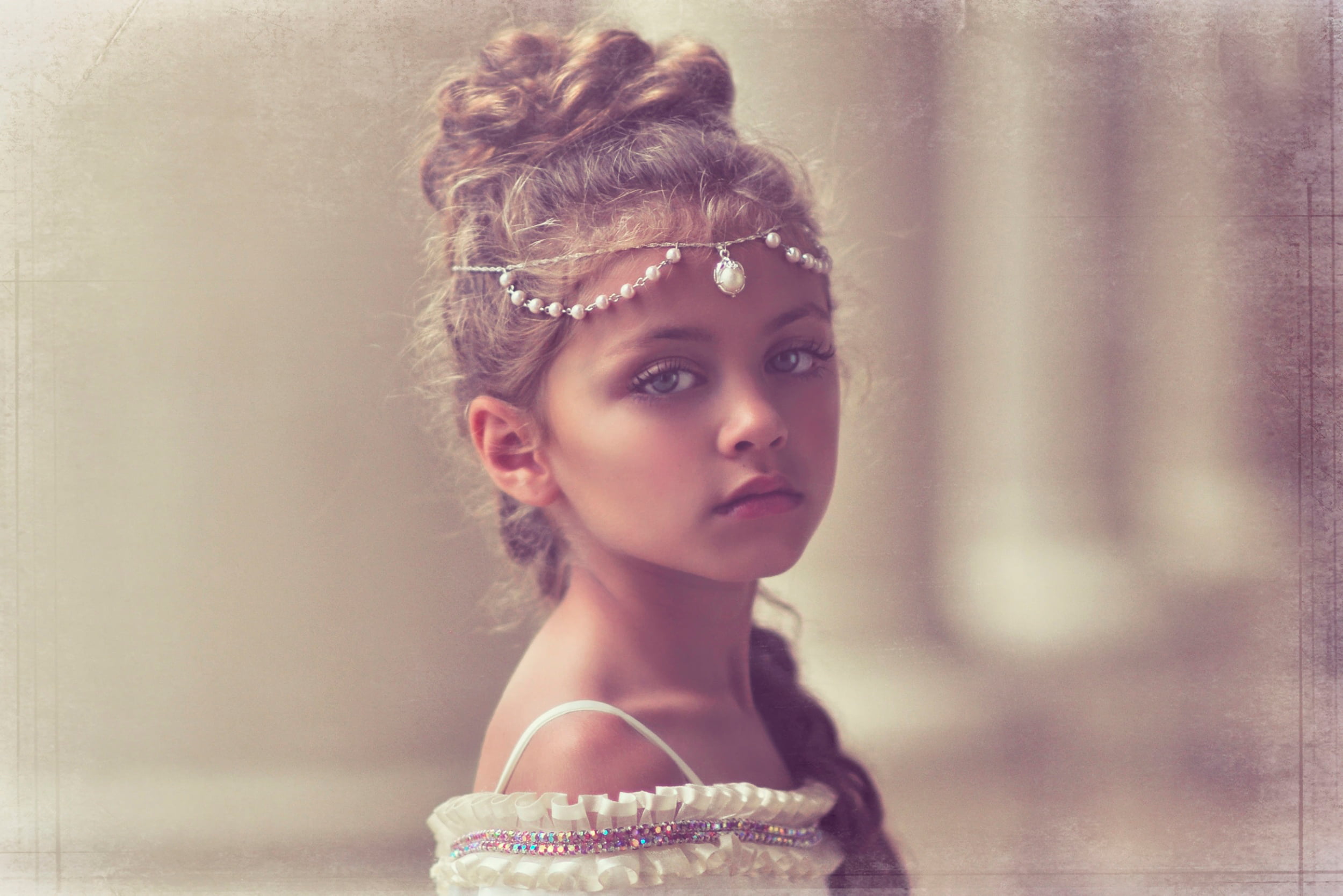 brown hair, innocence, girl, princess, Deja Vu, pearl jewelry, retro, portrait, child, contemplation, headshot, decoration, hair, girls, hairstyle, 1080P, HD Wallpaper