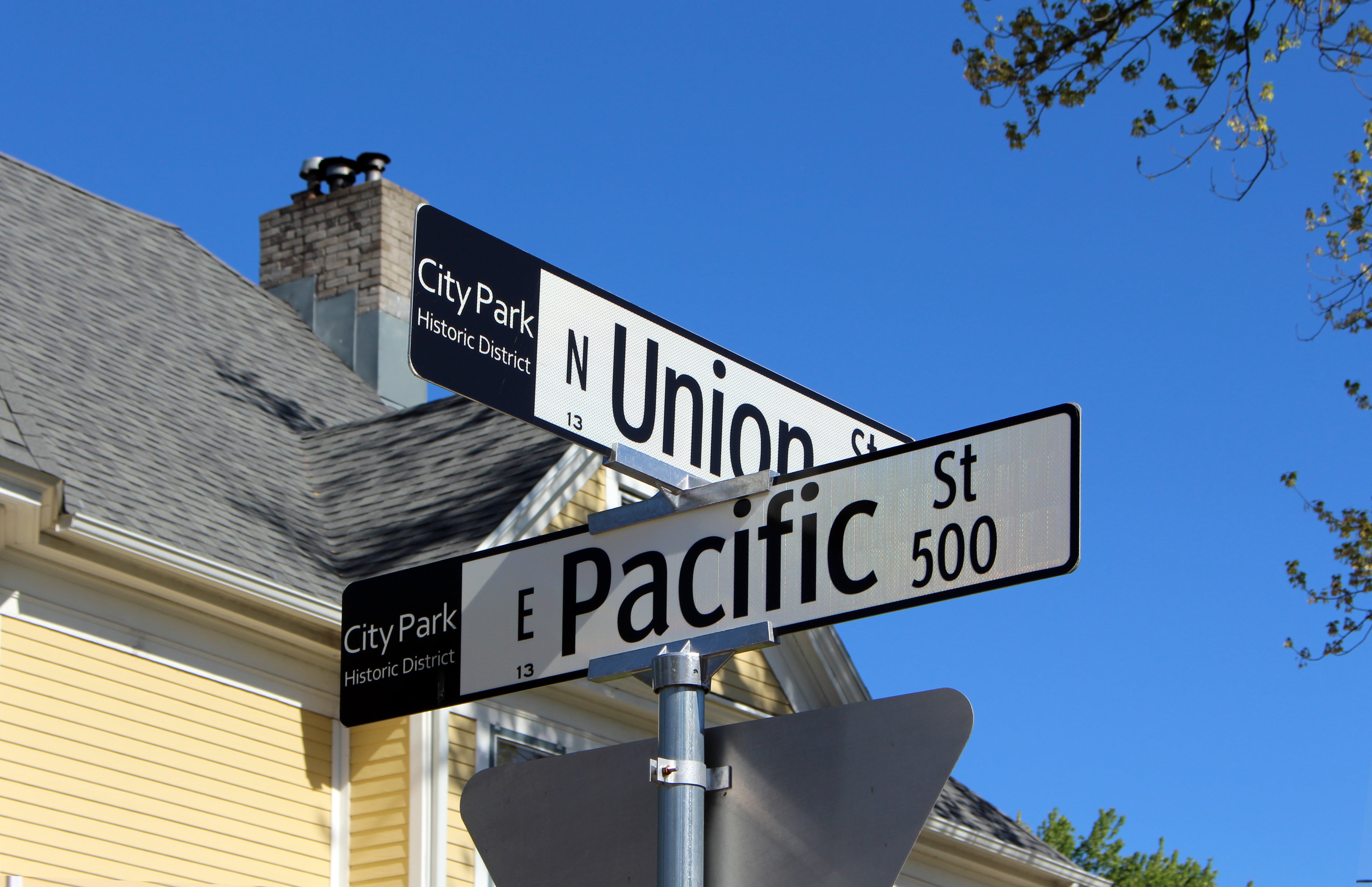 building exterior, city park, road, sky, 4K, togetherness, direction, text, no people, information, architecture, pacific, appleton, signs, directional sign, HD Wallpaper