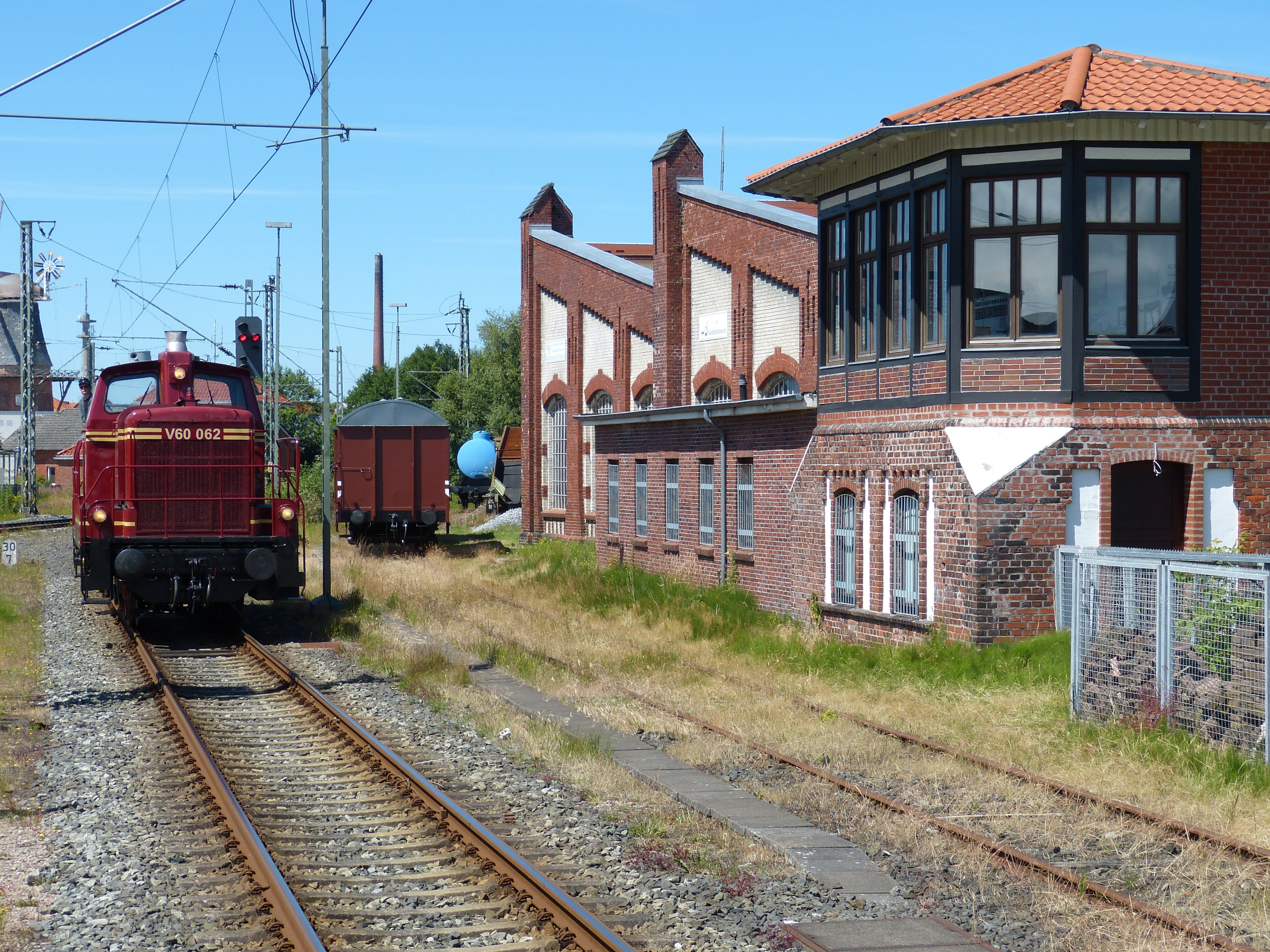 train, building, nostalgic, public transportation, transportation, loco, house, architecture, 4K, train - vehicle, seemed, diesel locomotive, land vehicle, HD Wallpaper