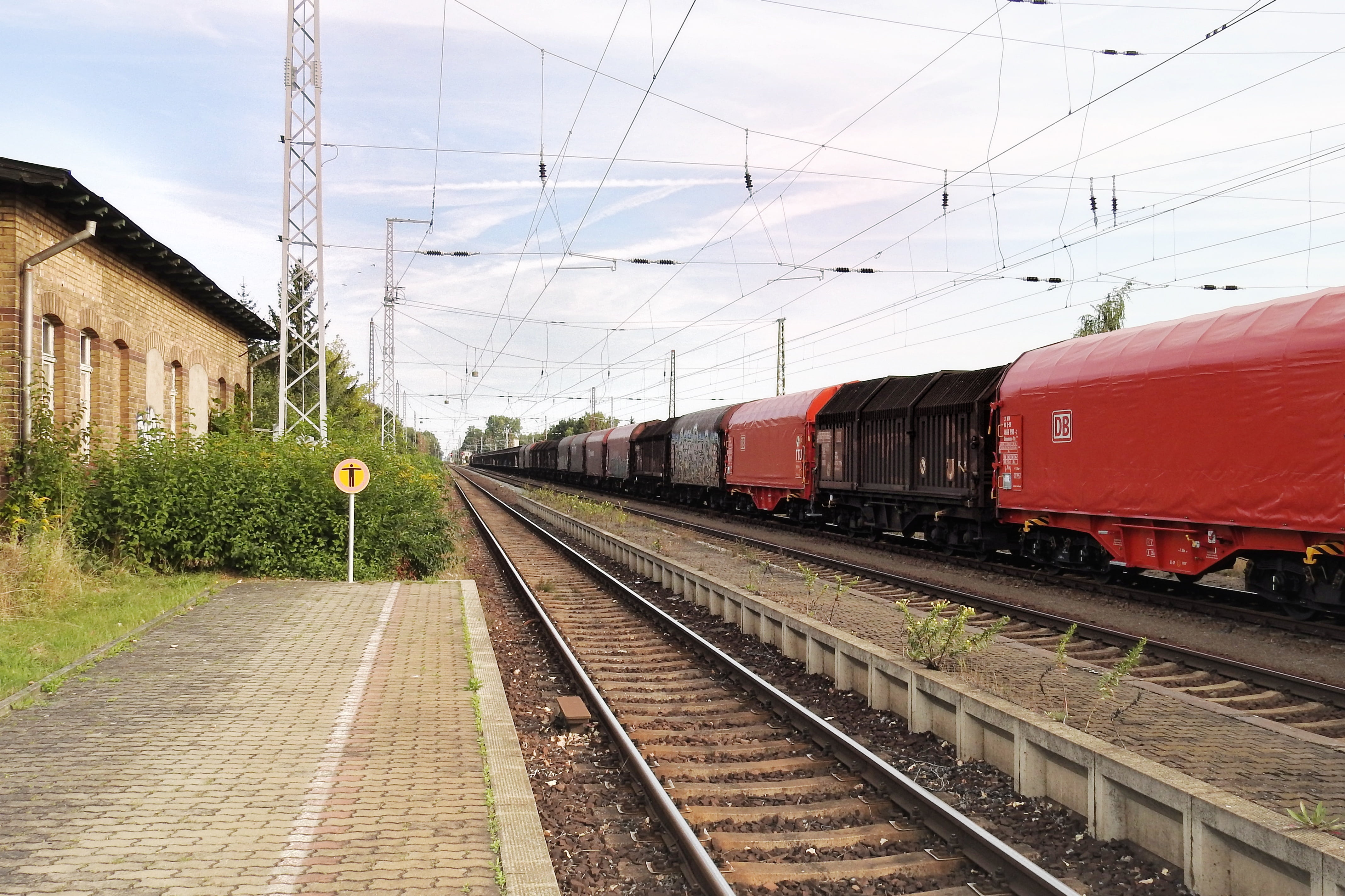 architecture, outdoors, built structure, transport, gleise, railroad station platform, building exterior, train - vehicle, railroad track, goods wagons, HD Wallpaper